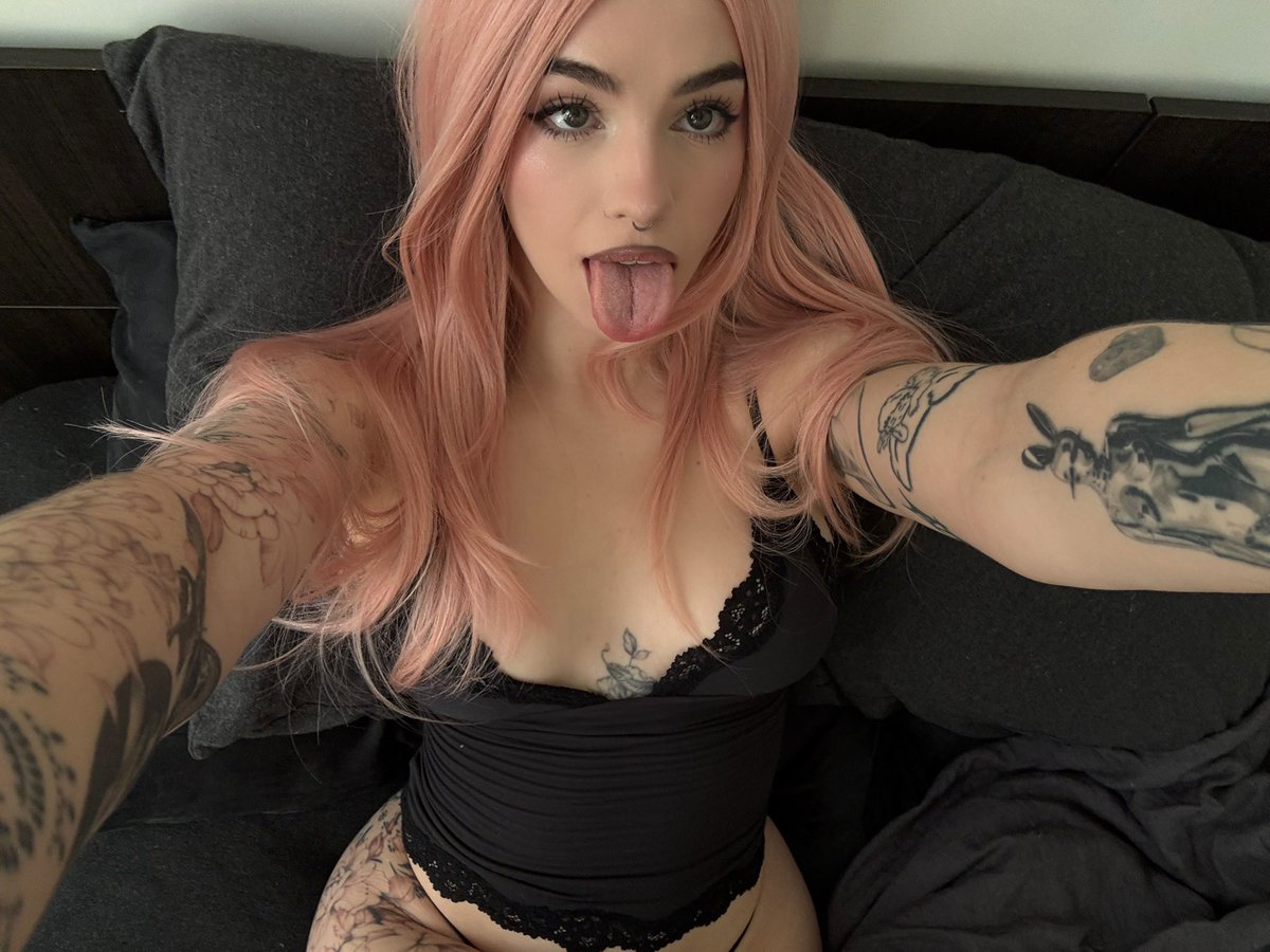 notlems's tweet photo. my hair matches my nips btw https://t.co/vO3aVbzKxi