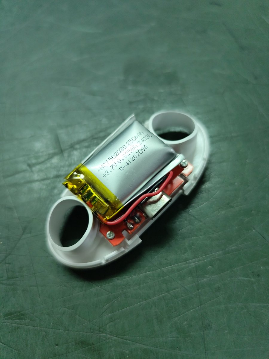Subaru_june's tweet photo. 愛用してたDAISOのイヤフォンが😱😱😱
パカってなったなぁって思ったらフタが閉まらなくなって取り出したらこんなんになってた
火を吹かなくて良かったわ https://t.co/gVioHIwREk