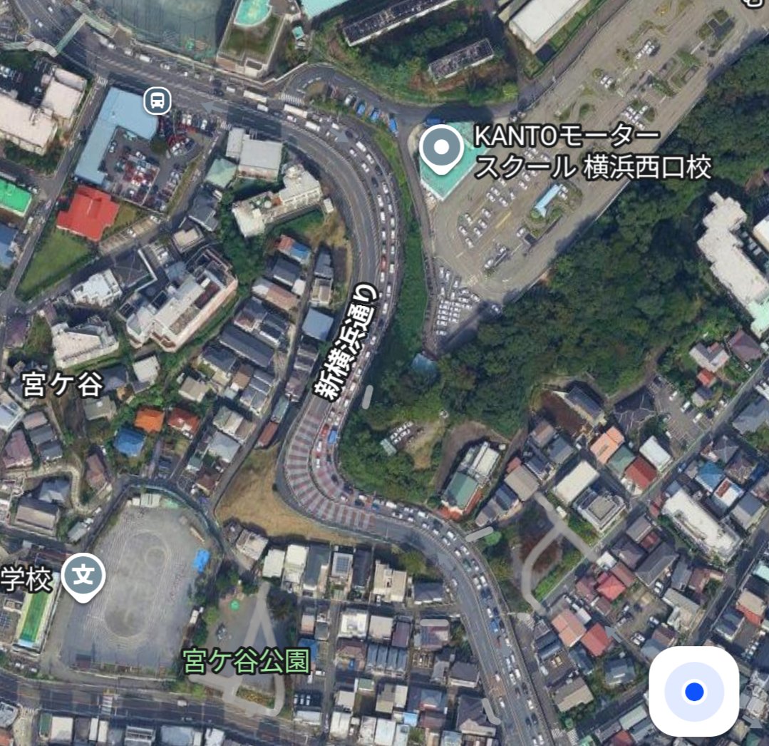 SEast_42's tweet photo. 横浜と新横浜を結ぶ片側二車線の重要な道路であるにもかかわらず、途中にありえないカーブがある https://t.co/t6cyitna33