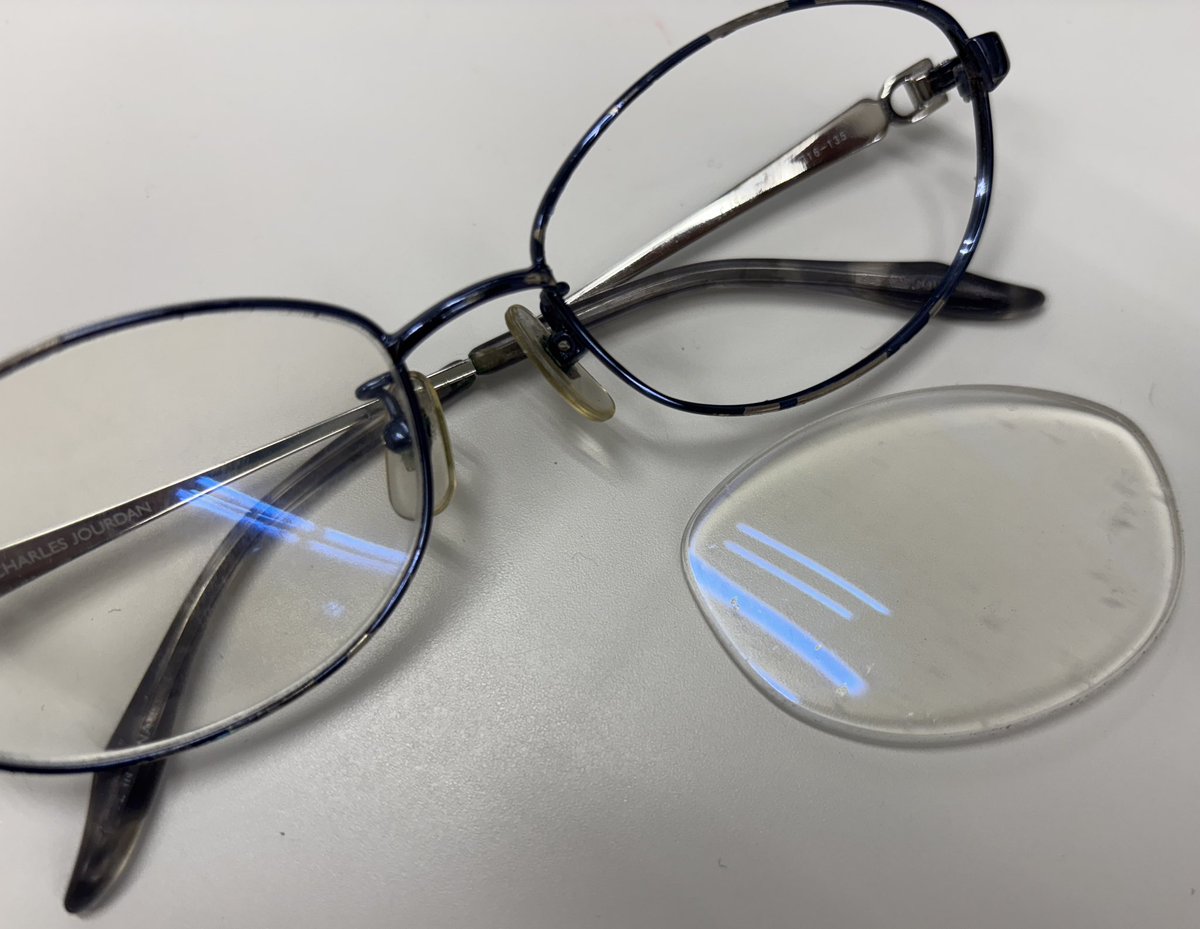 Hoc_Nov's tweet photo. 日曜ボディバッグに入れてた眼鏡のレンズが抜けてて、その時は嵌め直したら特に問題無さそうだったからそのまま使ってたんだけど今日自転車乗ってたらポロッと落ちてそのまま車に轢かれてしまった(さっさと眼鏡屋行け！) https://t.co/N6wCgmb9eZ