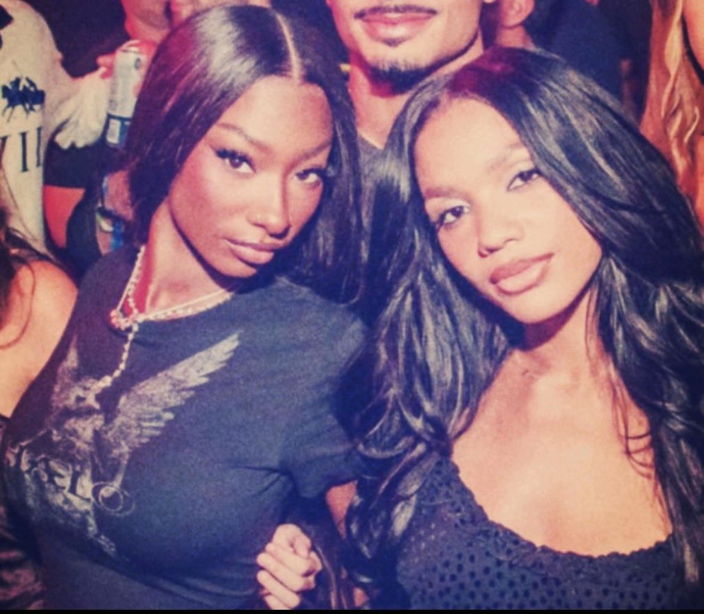 katzeyye's tweet photo. Sisters.. https://t.co/YGJHdYRc5H