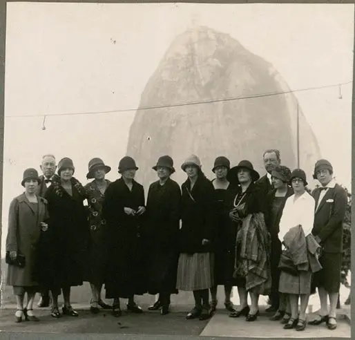 jameswebb_nasa's tweet photo. Marie Curie no Brasil: há 100 anos, uma das maiores cientistas do século XX percorria o país para falar sobre radioatividade

Entre julho e agosto de 1926, a cientista franco-polonesa passou 44 dias no Brasil, ministrou 11 conferências, visitou instituições científicas e deixou em Belo Horizonte fontes de rádio que seriam utilizadas no tratamento de câncer

Há exatamente um século, o Brasil recebeu uma das cientistas mais importantes do século XX. Marie Curie desembarcou no Rio de Janeiro em 15 de julho de 1926, acompanhada da filha Irène Curie, para uma viagem de 44 dias que incluiu conferências, visitas a instituições científicas, encontros com autoridades e passagens por cidades do Rio de Janeiro, São Paulo e Minas Gerais.

A viagem ocorreu quando Curie já era uma celebridade científica internacional. Nascida Maria Salomea Skłodowska, na Polônia, em 1867, ela havia recebido o Nobel de Física em 1903 e o Nobel de Química em 1911. Foi a primeira mulher a ganhar um Nobel e continua sendo a única pessoa a receber o prêmio em duas categorias científicas diferentes. Sua pesquisa sobre radioatividade havia contribuído para estabelecer um novo campo de investigação científica e também começava a produzir aplicações médicas.

No Brasil, sua presença provocou uma intensa mobilização. Jornais acompanharam praticamente todos os momentos da viagem, instituições científicas organizaram conferências e autoridades participaram de recepções e homenagens. Um estudo sobre a cobertura de cinco jornais cariocas identificou 132 textos publicados sobre a visita. O O Paiz dedicou 42 deles ao assunto e levou a viagem à primeira página 15 vezes.

A documentação preservada pela Biblioteca Nacional permite reconstruir boa parte da agenda da cientista. Ela chegou ao Rio a bordo do navio Pincio e, poucos dias depois, iniciou os compromissos acadêmicos. Em 20 de julho, realizou a primeira de uma série de conferências na Escola Politécnica do Rio de Janeiro. Ao todo, foram 11 aulas sobre radioatividade, algumas delas com a participação de Irène em atividades experimentais.

A escolha do tema não era casual. A radioatividade estava entre as áreas mais novas e promissoras da ciência da época, e Marie Curie havia desempenhado papel central em sua investigação. Em 1898, ela e Pierre Curie anunciaram a descoberta do polônio e, posteriormente, do rádio. Seus trabalhos ajudaram a estabelecer métodos para estudar e isolar substâncias radioativas e abriram caminho para aplicações que décadas mais tarde se tornariam importantes na medicina.

As conferências brasileiras também alcançaram um público maior do que aquele presente nas salas de aula. Parte das atividades foi transmitida pela Rádio Sociedade do Rio de Janeiro, criada por Edgard Roquette-Pinto em 1923, uma das primeiras experiências brasileiras de radiodifusão educativa. A visita de Curie, portanto, também se transformou em uma oportunidade de divulgação científica em um período no qual o rádio começava a ampliar o alcance do conhecimento produzido nas instituições acadêmicas.

Uma agenda que combinava ciência, política e cultura

A programação de Marie Curie não se limitou às aulas. No Rio de Janeiro, ela foi recebida pelo presidente Artur Bernardes no Palácio do Catete, visitou o Museu Nacional, o Jardim Botânico e outros espaços científicos e culturais. Também esteve no Senado e na Câmara dos Deputados.

No Museu Nacional, Curie e sua filha foram fotografadas ao lado de pesquisadores brasileiros, entre eles Bertha Lutz e Heloísa Alberto Torres. A visita ocorreu em um momento de expansão das atividades científicas da instituição e se tornou um dos registros mais conhecidos da passagem da cientista pelo país. 

Bertha Lutz teve papel importante na programação brasileira. Bióloga do Museu Nacional e uma das principais lideranças do movimento feminista brasileiro, ela participou da comissão organizada para acompanhar Marie e Irène durante a viagem.

A presença das duas cientistas francesas no país também ganhou destaque em razão da posição que Marie Curie ocupava em uma comunidade científica ainda predominantemente masculina. A imprensa brasileira da época explorou esse aspecto. Segundo o estudo que analisou os jornais de 1926, os textos descreviam Curie como uma mulher inteligente, determinada e modesta e utilizavam sua trajetória como argumento nas discussões sobre a capacidade das mulheres para participar da produção científica. 

Em 1926, essa discussão tinha particular importância no Brasil. A Federação Brasileira pelo Progresso Feminino, fundada e presidida por Bertha Lutz, atuava pela ampliação da participação feminina na educação, na vida profissional e na política. A recepção oferecida a Marie Curie aproximou, portanto, duas mulheres que, em contextos diferentes, ocupavam espaços ainda pouco acessíveis às mulheres.

De São Paulo a Belo Horizonte

Em agosto, a viagem ganhou uma segunda etapa. Marie Curie deixou o Rio de Janeiro e seguiu para São Paulo, onde realizou uma conferência na Faculdade de Medicina. O interesse foi tão grande que o anfiteatro da instituição ficou lotado. A imprensa registrou a presença de médicos, pesquisadores e outros interessados em ouvir a cientista explicar os princípios da radioatividade. 

A viagem paulista também incluiu uma visita às fontes termais de Lindóia, atualmente Águas de Lindóia. Em 14 de agosto, Curie examinou as águas da região e identificou a presença de radioatividade natural. O episódio foi registrado pela imprensa da época e se tornou parte da memória histórica da cidade.

No dia seguinte, ela embarcou em um trem com destino a Belo Horizonte, acompanhada de Irène e de integrantes da comitiva brasileira. 

Na capital mineira estava um dos compromissos mais importantes de toda a viagem. Entre 16 e 18 de agosto, Marie Curie visitou o Instituto do Radium, criado poucos anos antes e atualmente conhecido como Hospital Borges da Costa, ligado à Universidade Federal de Minas Gerais.

Foi ali que a visita deixou um legado material diretamente relacionado à medicina.

As fontes de rádio que foram usadas contra o câncer

Marie Curie doou ao Instituto do Radium três fontes de rádio-226, material que seria utilizado na curieterapia, uma forma inicial de braquiterapia. A técnica consiste em colocar uma fonte radioativa próxima ao tumor para irradiar diretamente o tecido doente.

Naquele período, a radioterapia ainda estava em seus primeiros estágios. As fontes de rádio eram utilizadas de maneira diferente dos equipamentos modernos e ofereciam riscos consideráveis aos profissionais que trabalhavam com elas. Ainda assim, representaram uma nova possibilidade para o tratamento de tumores.

As fontes doadas por Curie permaneceram em utilização durante décadas. Posteriormente, com a evolução das técnicas de radioterapia e o aumento do conhecimento sobre os riscos da exposição à radiação, o material foi retirado de uso e armazenado como rejeito radioativo. 

O destino dessas fontes ganhou uma nova dimensão recentemente. Em 2023, o Brasil disponibilizou estoques de rádio para uma parceria tecnológica internacional. Parte desse material, incluindo as fontes relacionadas à doação de Marie Curie, foi encaminhada aos Estados Unidos para processamento. O objetivo é produzir actínio, um radioisótopo que atualmente é estudado e utilizado em tratamentos contra determinados tumores agressivos. 

Assim, um material que chegou ao Brasil em 1926 para uma aplicação pioneira em radioterapia passou a ser considerado, um século depois, matéria-prima potencial para novas pesquisas em medicina nuclear.

A passagem pela Academia Brasileira de Ciências

A viagem também teve importância para a comunidade científica brasileira.

Durante sua permanência no Rio, Marie Curie participou de uma sessão da Academia Brasileira de Ciências. A instituição a recebeu como membro correspondente, tornando-a a primeira mulher a integrar seus quadros.

O episódio ocorreu em um período no qual a ciência brasileira buscava ampliar sua inserção internacional. A presença de uma pesquisadora com o prestígio de Curie ajudava a aproximar cientistas brasileiros de redes científicas europeias e dava visibilidade internacional às instituições que a receberam.

A imprensa acompanhou esse processo de perto. Os jornais não se limitaram a registrar compromissos oficiais. Também publicaram explicações sobre radioatividade e sobre as pesquisas realizadas pela cientista. Para os historiadores que estudaram a cobertura, a viagem é um exemplo de como a divulgação científica estava ganhando espaço na imprensa brasileira durante a década de 1920. 

A fotografia que voltou a ser produzida 100 anos depois

Um dos registros mais conhecidos da viagem foi feito no Pão de Açúcar. Em 27 de julho de 1926, Marie e Irène Curie posaram ao lado de integrantes da comitiva brasileira durante uma visita ao ponto turístico carioca. A fotografia entrou para os arquivos históricos e passou a ser utilizada como uma das principais imagens da passagem das cientistas pelo Brasil.

Em julho de 2026, no centenário da viagem, a fotografia foi recriada no mesmo local. A iniciativa reuniu cerca de 50 cientistas contemporâneos e procurou estabelecer uma relação entre a presença de Marie Curie no Brasil e a participação das mulheres na ciência um século depois.

A recriação faz parte das ações do projeto “Marie Curie Esteve Aqui”, ligado ao programa Meninas e Mulheres nas Ciências da Universidade Federal do Paraná. O grupo vem pesquisando a passagem da cientista pelo Brasil, reunindo documentos históricos e desenvolvendo atividades de educação e divulgação científica nas cidades visitadas por ela.

O projeto também mantém ações em Águas de Lindóia. Em maio de 2024, uma estátua de Marie Curie foi inaugurada no Balneário Municipal da cidade, acompanhada de uma exposição sobre sua passagem pelo município.

O que a viagem representou para a ciência brasileira

A visita de Marie Curie não criou, sozinha, a ciência brasileira nem pode ser considerada o ponto de partida da pesquisa sobre radioatividade no país. Instituições científicas já existiam e pesquisadores brasileiros trabalhavam em diferentes áreas antes de 1926.

O significado da viagem está principalmente na intensidade do intercâmbio que ela proporcionou. Durante 44 dias, uma das principais cientistas do mundo esteve em contato direto com pesquisadores, estudantes, médicos e instituições brasileiras. Suas conferências apresentaram conhecimentos recentes sobre radioatividade, enquanto suas visitas ajudaram a estabelecer ou reforçar contatos entre a comunidade científica brasileira e centros internacionais de pesquisa.

O impacto também ultrapassou a universidade. A cobertura dos jornais transformou a visita em um acontecimento de interesse público e ajudou a popularizar conceitos científicos para uma população que tinha pouco contato direto com a pesquisa acadêmica.

Há ainda um aspecto relacionado às mulheres. Marie Curie já havia demonstrado que uma mulher poderia alcançar o mais alto reconhecimento internacional na ciência. Sua presença no Brasil ocorreu justamente quando mulheres como Bertha Lutz buscavam ampliar sua participação em instituições científicas e na sociedade.

Em 28 de agosto de 1926, Marie e Irène Curie deixaram o Brasil. No embarque, estiveram presentes representantes da comunidade científica, da imprensa e da sociedade carioca. Antes de partir, Marie enviou uma mensagem de agradecimento a Bertha Lutz, posteriormente reproduzida por jornais brasileiros, na qual agradeceu a recepção e destacou a atenção recebida durante a viagem. 

Um século depois, a visita continua sendo objeto de pesquisa histórica e científica. Os documentos preservados permitem reconstruir os 44 dias da viagem, enquanto as iniciativas realizadas em 2026 procuram relacionar aquele episódio à ciência brasileira atual.

A passagem de Marie Curie pelo Brasil, portanto, não foi apenas a visita de uma cientista famosa. Foi um episódio de intercâmbio científico ocorrido em um momento de consolidação das instituições brasileiras, de expansão da divulgação científica e de transformação do papel das mulheres na sociedade.

E parte de seu legado permanece literalmente ligada à história da medicina brasileira. As fontes de rádio que ela trouxe em 1926 foram utilizadas no tratamento de câncer, posteriormente armazenadas e, agora, estão relacionadas a pesquisas que buscam transformar esse antigo material em uma nova fonte para a medicina nuclear.

Cem anos depois, a visita continua sendo estudada não apenas pelo que Marie Curie representava em 1926, mas também pelo que sua passagem revela sobre a ciência que o Brasil estava construindo naquele período e sobre a ciência que o país produz hoje.

IG da
Sobre a imagem:
[Acervo João Pedro Braga
Legenda da foto: Marie Curie e sua filha, Irène, visitam Pão de Açúcar, no Rio de Janeiro]