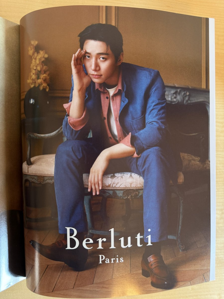 74106223's tweet photo. 見開き1ページの広告だとしても、ジュノが日本の雑誌に掲載されてるなどという嬉しく誇らしい案件、スルーできない💛
副産物として久しぶりのメンズファッション誌、興味深く拝見しました！
#이준호 #LEEJUNHO #ジュノ #李俊昊
#Berluti #벨루티 https://t.co/IubQwca2M8