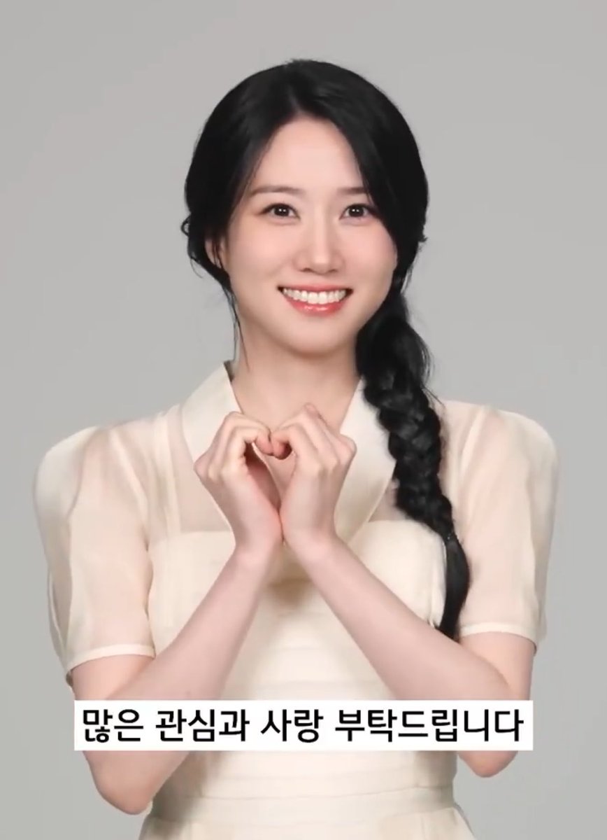 kimchaess's tweet photo. eunbin in french braids is very princess-coded 😭💗 https://t.co/fq3Cl6B0XI