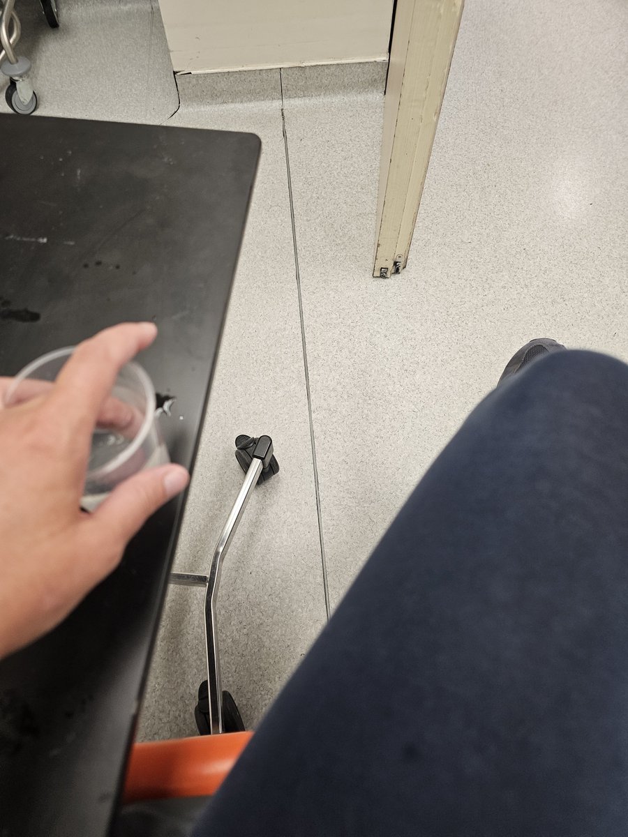 Elastisch321's tweet photo. Dienstag morgen Fäden gezogen vom HA.
Nachts wieder in der ZNA.
Gute Ärztin. 👍🏼 Der Rest zeigt sich die Tage.
Ich schlafe wieder im eigenen Bett.
(M)ein Glück, ebenso des Juniors und v. a. des Hundes.
#ZNA https://t.co/NsuA9dmm91