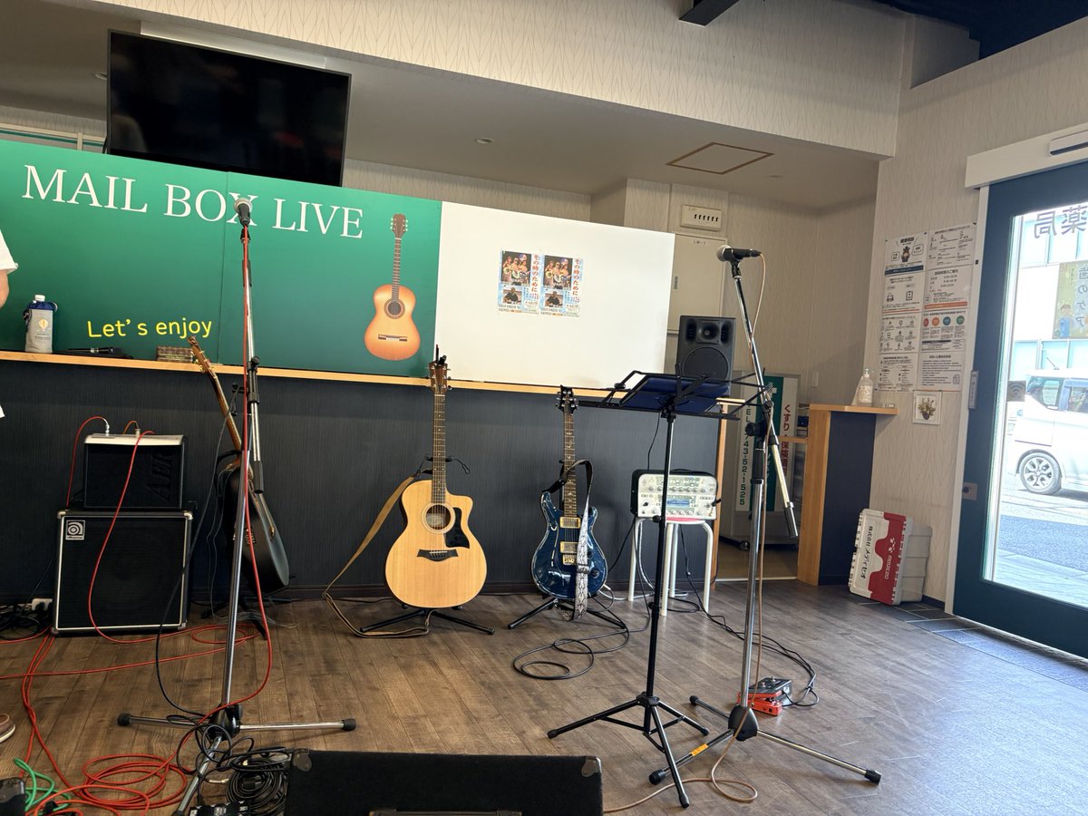 kanozo's tweet photo. 大阪ウノアオトロ、奈良MAILBOX、ありがとうございました。
MAILBOXは薬局ということで、はじめて薬局でライブしました。笑
とはいえキチンとしたスピーカーもミキサーもあって、良い音で演奏させていただきました。

帰りのPAでは初の人類みなラーメンも食べられました。
かつみさゆりコラボみたい。 https://t.co/ADyAaIQ5ga