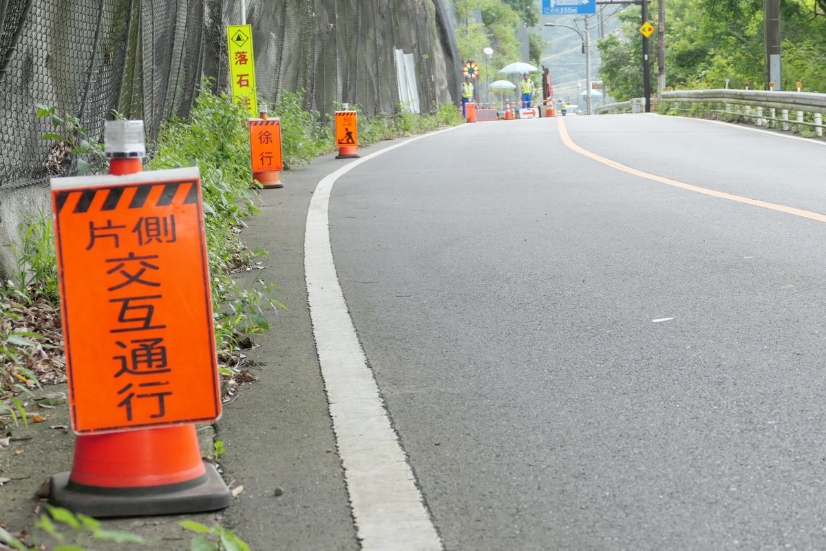 enjun_ome's tweet photo. 国道411号（青梅街道）の全面通行止めが、本日8月26日（水）午前9時から片側交互通行となりました！

鳩ノ巣駅前交差点に設置されていた通行止め表示も撤去されました。

迂回路に回ることなく、奥多摩方面への車での通行ができるようになりましたので、ぜひ奥多摩へお越しください😊

詳しくは奥多摩町ホームページへ↓
https://t.co/Z3nPRBBoed