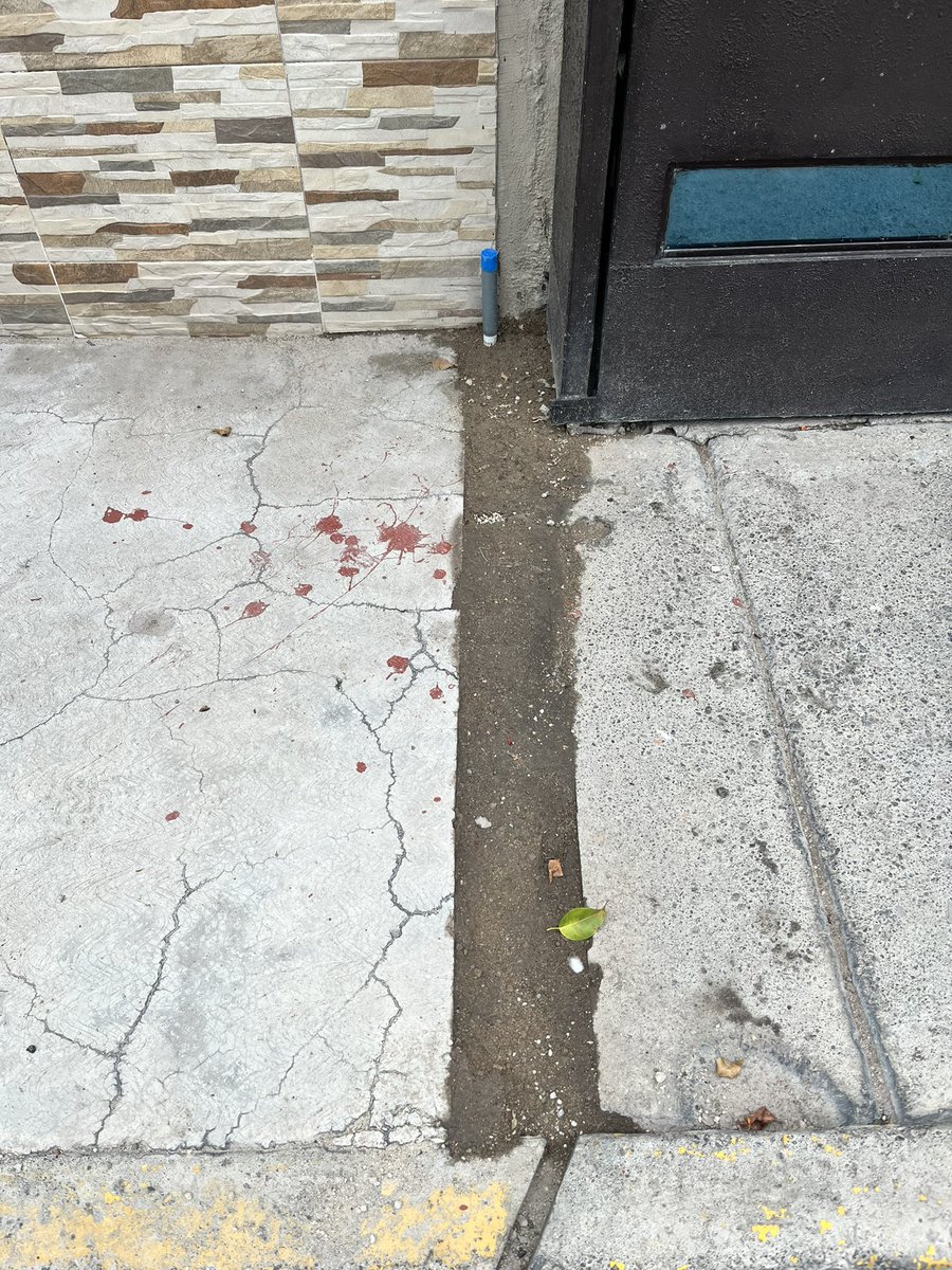 claudia_alin's tweet photo. @NaturgyMx realizó hace semanas trabajos para cambiar los conductos de gas en la calle de Manuel del Olmo, CTM Atzacoalco, en GAM. Solo que dejaron estos trabajos incompletos, ya que hay partes de la banqueta que abrieron y se dejaron solo tapados con tierra. https://t.co/HdsPLhsEUl