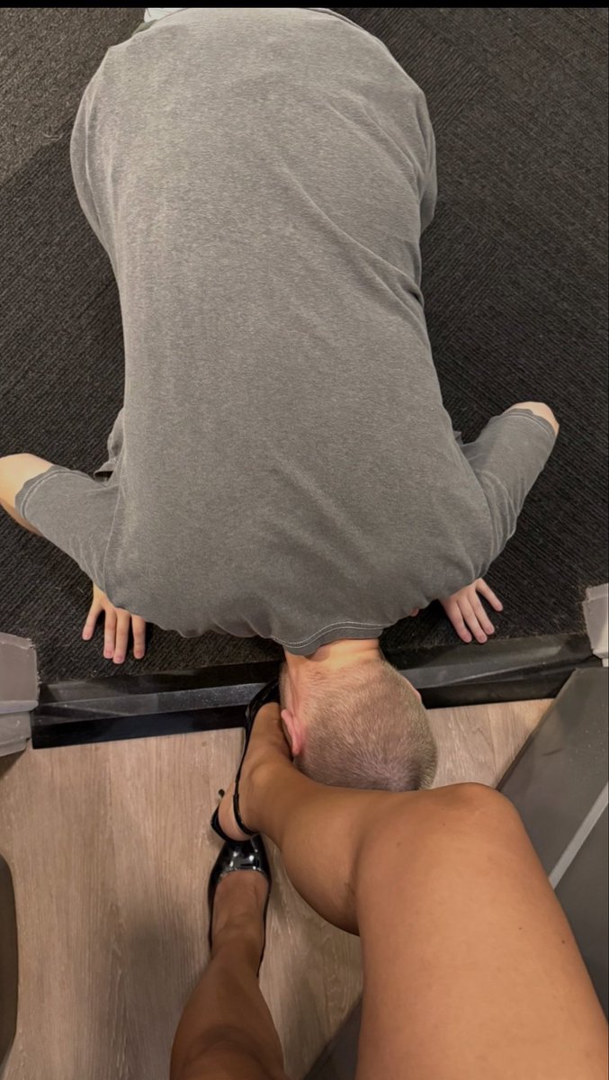 pinkauthorityy's tweet photo. should i tell him that’s enough or let him keep embarrassing himself? https://t.co/BSSuwPzJBT