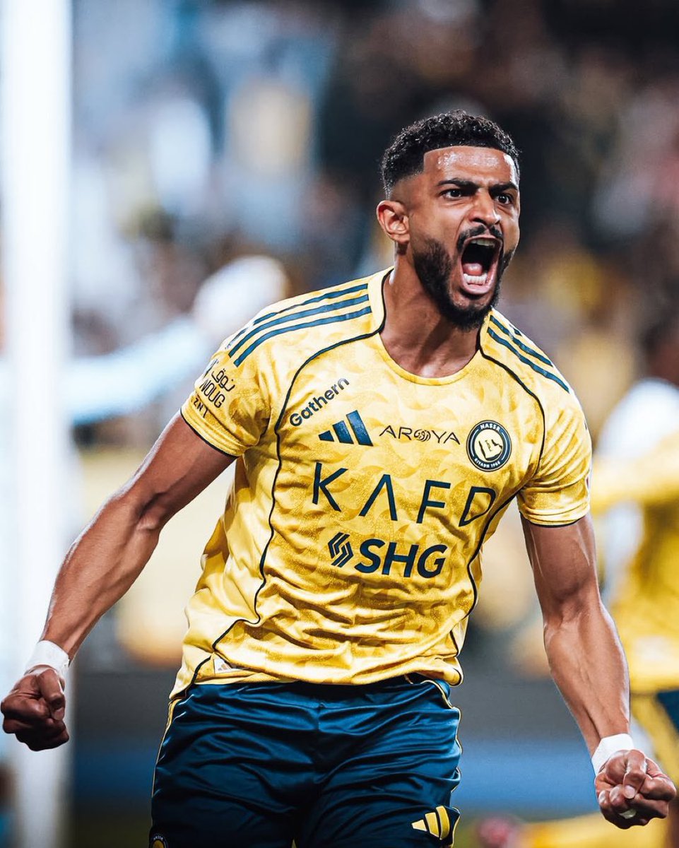 _afxz's tweet photo. والله يابوناصر عيب ينقال عنك رجل المباراة، أنت أرجل لاعب سعودي وبفارق كبير عن البقية، قائد ومدافع بشخصية تمثل النصر وتحامي دون النصر .. 

درع النصر وحامي الدفاع، مهما لقيت عليه ملاحظات لكن الأكيد ما تلقاه يتخاذل ويوفر شيء من مجهوده، وان احتجته فالتسجيل يجيبها بالمرجلة، رجال .. https://t.co/h5eM1sZ30I