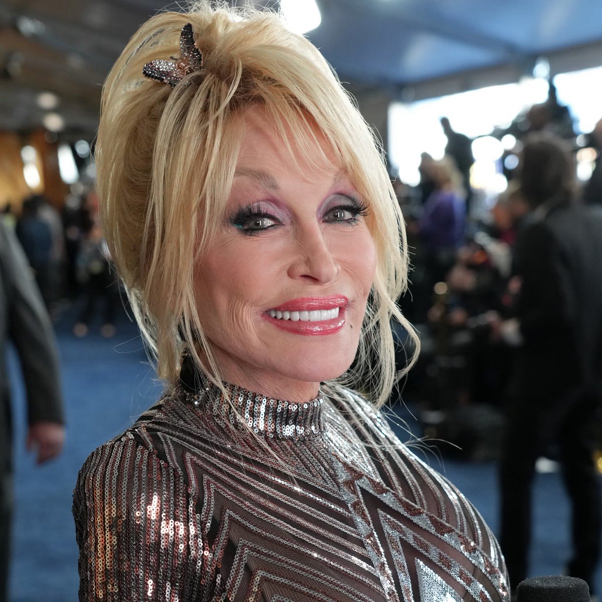 Moveeks's tweet photo. Golpe durísimo al mundo musical… se anuncia el fallecimiento de la legendaria cantante de música country #DollyParton a los 80 años de edad. Deja detrás un legado musical fabuloso. #RIP #DescanseEnPaz https://t.co/I6BqOzFDcT