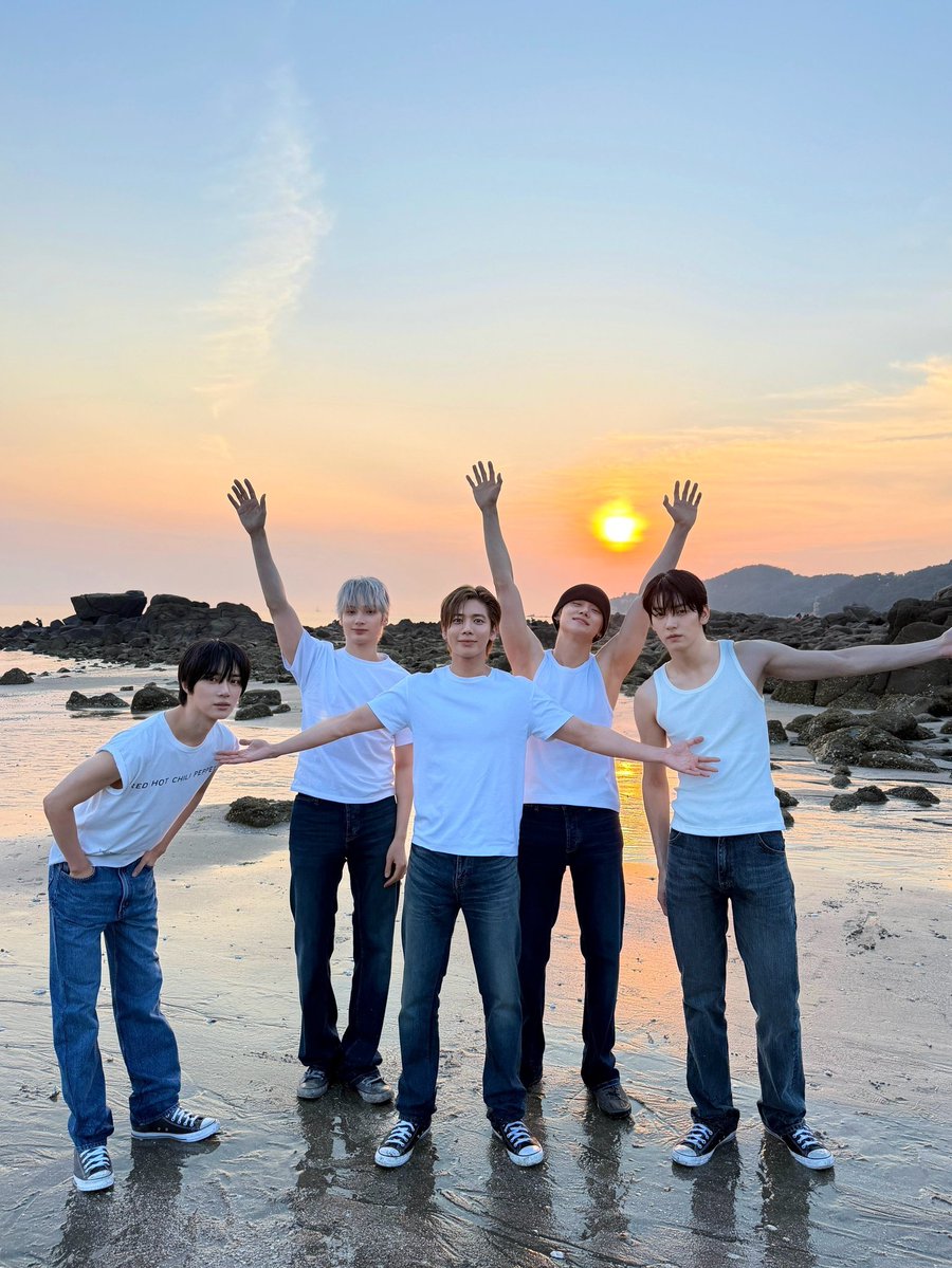 TXTintl_twt's tweet photo. TOMORROW X TOGETHER's "Setsuna Hanabi" debuted at number one on the latest Oricon Weekly Digital Single (Single Track) Ranking, announced on August 26th. 

This marks their first time reaching number one in the Oricon Weekly Digital Ranking, which consists of three rankings: streaming, digital singles (single tracks), and digital albums. The song achieved 8,410 downloads in its first week, surpassing the previous record of 6,000 downloads for "We'll Never Change" (released July 15, 2024, 5,682 downloads, debuting at number seven), setting a new personal best.

#セツナハナビ #Setsuna_Hanabi