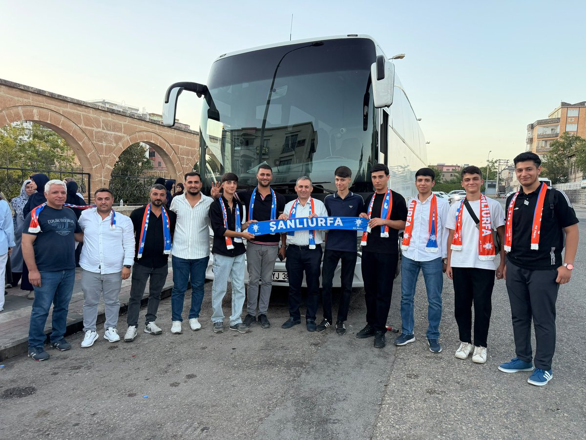 AKGENCLKSIVEREK's tweet photo. 1071’in ruhuyla, Malazgirt’e doğru yola çıkıyoruz! 🇹🇷

Ecdadımızın şanlı destanı Malazgirt Zaferi’nin 955. yıl dönümü dolayısıyla, Cumhurbaşkanımız Sayın Recep Tayyip Erdoğan’ın teşrifleriyle gerçekleştirilecek programlara katılmak üzere yola çıktık.

İlçe Başkanımız Cengiz Özeyranoğlu, Kadın Kolları Başkanımız Rahime Tüysüz Denizedalan, Gençlik Kolları Başkanımız Ramazan Acar ve teşkilatımızla birlikte Malazgirt’in kutlu ruhuna doğru ilerliyoruz.

Tüm teşkilatlarımıza hayırlı, güvenli ve bereketli yolculuklar diliyoruz. 🇹🇷

1071’in mirasıyla, aynı ruh ve kararlılıkla… Malazgirt’e doğru!

#AKPARTİ 
#gençliğinlegeleceğeyönver 

@avyusufibis 
@osmannazlier 
@furkankucukk_ 
@AKGenclikGM 
@Cengizozeyran82 
@RahimeTuysuz 
@akgencliksurfa 
@aksiverek 
@ramazanacar199 
@akkadinsiverek