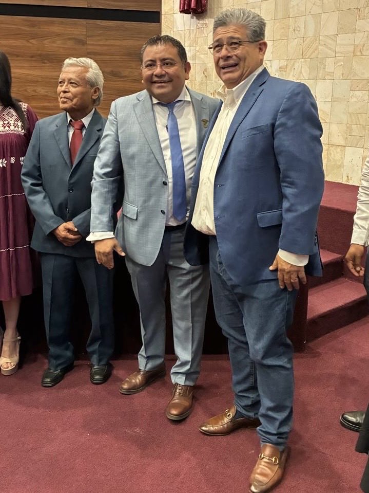 Javier_CasiqueZ's tweet photo. Me encuentro en el @TSJOaxaca para conmemorar en sesión solemne los “DOSCIENTOS AÑOS DE LA CREACIÓN DEL INSTITUTO DE CIENCIAS Y ARTES DEL ESTADO, HOY UNIVERSIDAD AUTÓNOMA ‘BENITO JUÁREZ’ DE OAXACA”.
¡Larga y fructífera vida! https://t.co/sNyrw7uAU2