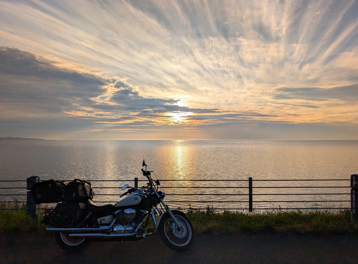 emutoraDS250's tweet photo. ヤエー!!👋YAEH!!👋

なかなか釧路以外で、バイクと夕日の写真を撮る機会ってないんだよね🏍️🌅

でも今回は、稚内・宗谷岬で素敵な夕日に巡り会えました✨

釧路の夕日も綺麗だけど、稚内の夕日はまた違った雰囲気で、しっかり記憶に残ったなぁ🐯

#稚内
#宗谷岬
#え2608
#えむとら https://t.co/wpfiI0rHIy