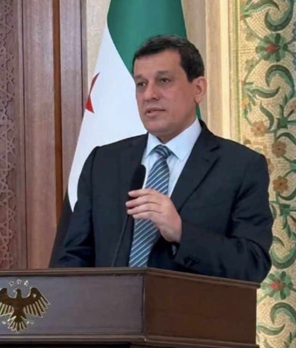 mahersharafeddi's tweet photo. مجرّد رأي:
ما دام #مظلوم_عبدي قد قبلَ بهذا الاتفاق المنخفض السقف الذي لا يمكن مقارنته إطلاقاً بمشروع "روج آفا" (الشعار البرَّاق الذي رُفعَ على مدى أكثر من عقد)…
فلماذا لم يقبل، إذاً، بإبرام اتفاق ندّي (يُعطى فيه أضعاف ما أخذه اليوم) قبل أن يخوض تلك المعركة الفاشلة والفضائحية؟! 
ما السبب الحقيقي الذي منعه من استثمار تلك اللحظة قبل سقوط السقف على رأسه ورأس شعبه؟
هل هي وعود الخارج (الذي يبيع ويشتري بحسب المصالح المتبدّلة)… أم أنه الإخفاق في تقدير القوة الحقيقية بشكل واقعي بعيداً عن عمليات النفخ والهوبرة؟
إن تقدير القوة بشكل واقعي، والتقاط لحظة الاستحقاق، هما اللذان يصنعان الانتصار السياسي.
ومن يفشلْ فيهما يَقُدْ شعبه إلى الكارثة، ناهيك عن أنه، هو نفسه، ستتكسَّر رتبته من "جنرال" له صولة وجولة… إلى "مستشار" بكرافة وبدلة!