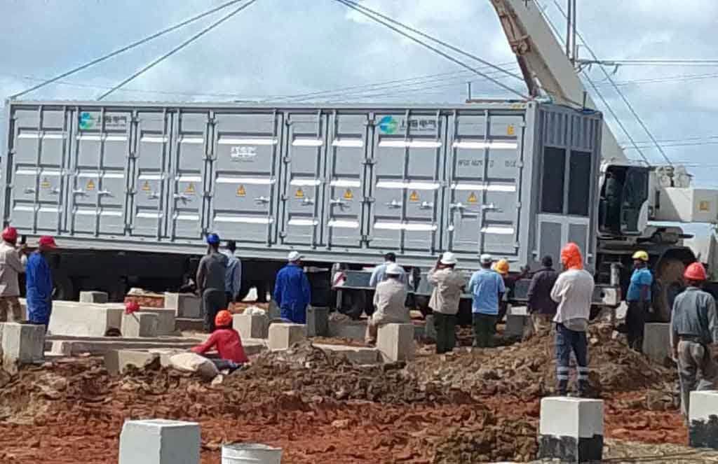 granma_empresa's tweet photo. ✊🏻 Avanza en Cuba montaje de sistema de almacenamiento energético. 

El  Sistema de Almacenamiento de Energía en Baterías de Cueto, en la provincia de Holguín, comenzará en los próximos días las  pruebas con carga previas a su puesta en marcha.

ℹ️ Agencia Prensa Latina. https://t.co/W8mk1Ia5AN