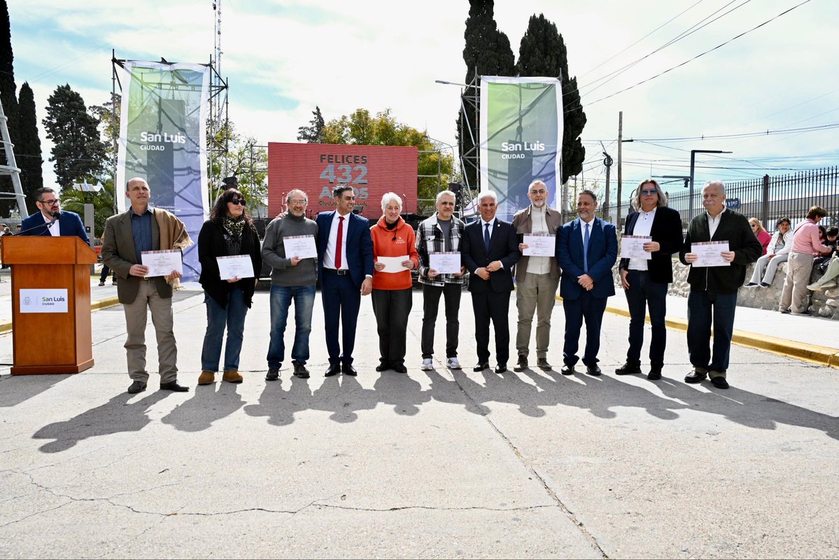 claudiojpoggi's tweet photo. Acompañé al Intendente de la Ciudad de San Luis @gastonhissa a la CAMINATA CULTURAL desde la Plaza Pringles por la Avenida Illia hasta el Centro Cultural “José La Vía”. Homenaje por éste nuevo aniversario de San Luis !! https://t.co/AivBIRj47C