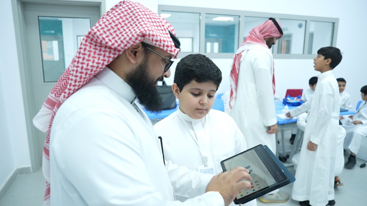 raedgiftedness's tweet photo. من السؤال إلى الفكرة،ومن الخيال إلى التصميم. 

رحلة صيفية بنيناها لتتسع فيها مساحة التفكير .
وفي المسار التقني تجربةٌ قائمةٌ على التعلّم والاكتشاف والممارسة وصناعة الأفكار ✨🦾

#معسكر_الابتكار https://t.co/EERcsfQGuM