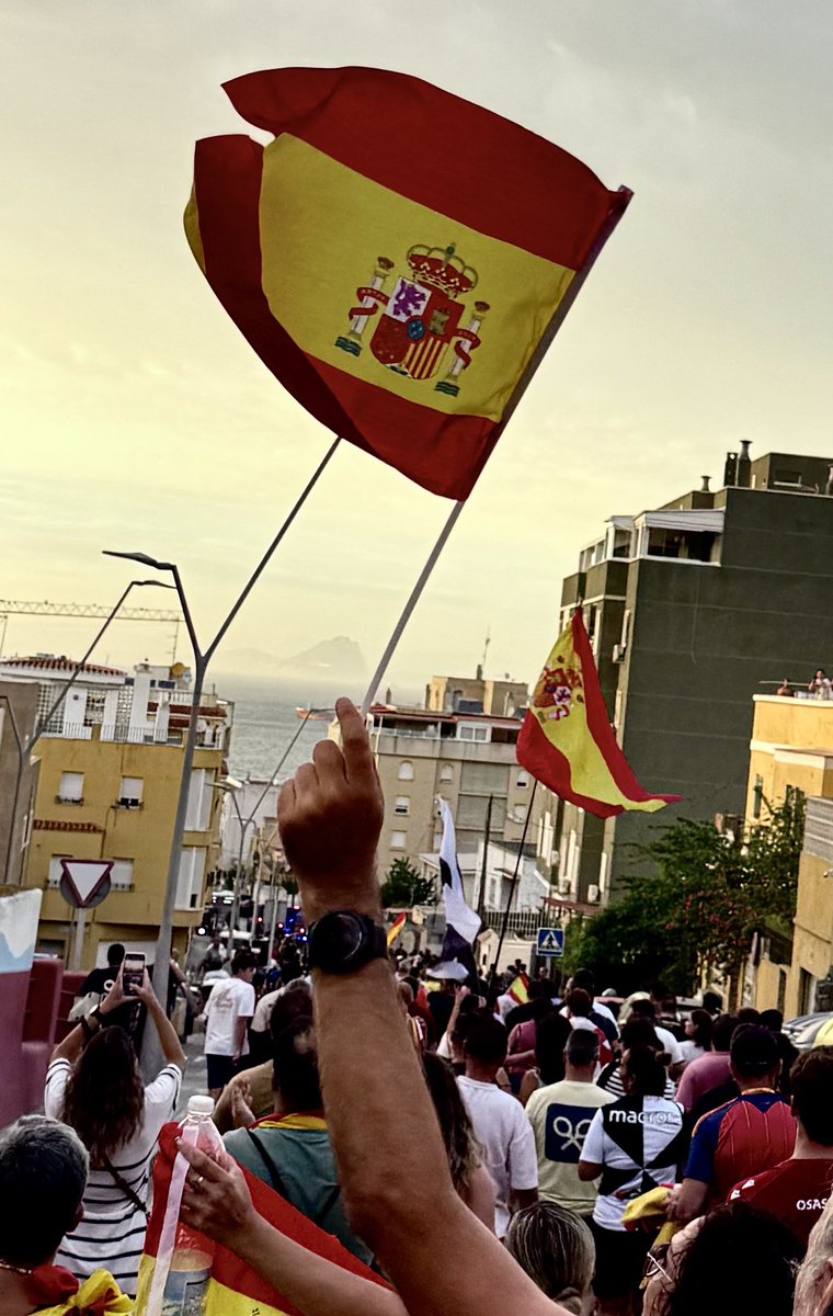 adrielege's tweet photo. Un pueblo entero unido. 🖤🤍
Ejemplo para todo un país. Ceuta es ESPAÑA 🇪🇸 https://t.co/qFjJVQSy6H