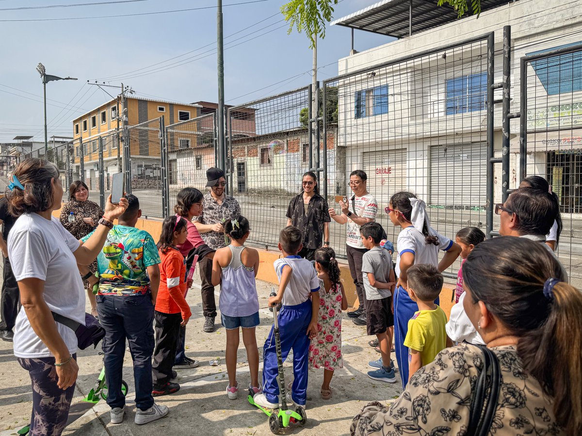uartesec's tweet photo. La agenda ha abarcado una inmersión completa por nuestros espacios de aprendizaje e intervención: desde talleres comunitarios con la Fundación Sin Límites en la cooperativa Juan Montalvo y procesos pedagógicos y musicales en Ayangue, hasta un Taller de Construcción de Marimba en nuestro Edificio Tábara e intervenciones de danza y performance en la terraza de la Biblioteca de las Artes. Cada encuentro está permitiendo compartir saberes desde las artes escénicas, sonoras y comunitarias, demostrando cómo el trabajo en equipo activa el conocimiento y fortalece la identidad de nuestras comunidades.

Seguiremos acompañando el recorrido de la delegación hasta septiembre, cuando cerraremos esta gran experiencia con una exposición artística final.