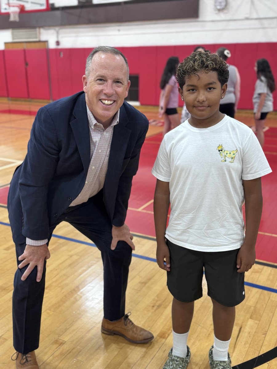 IslandtreesMMS's tweet photo. It was great to meet our new fifth graders during our orientation sessions over the past week. We look forward to another awesome year! Special thanks to our wonderful eighth grade Student Leaders for their support and kindness! https://t.co/5wOIKTP04e