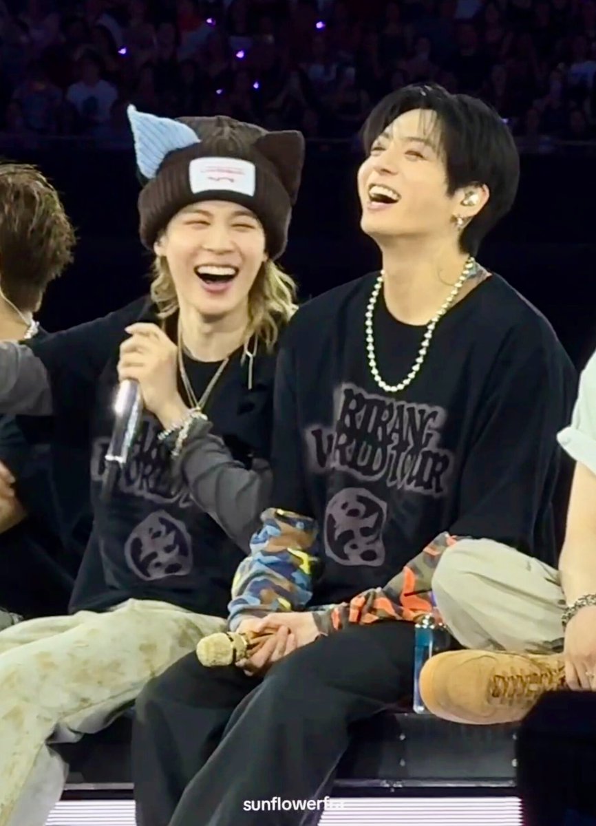 CalicoCat13_13's tweet photo. Absolut nobody: 

Meanwhile Jikook: …