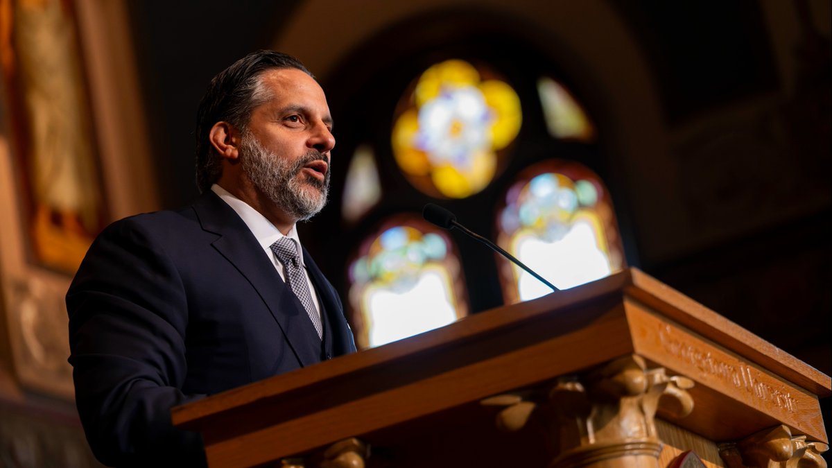 GradGeorgetown's tweet photo. During the annual Graduate Induction Ceremony on Tuesday, new and returning graduate students filled historic Gaston Hall to hear messages of advice, encouragement and wisdom from @Georgetown President Eduardo Peñalver and nine other leaders from across the university. https://t.co/gxvgF6D46g