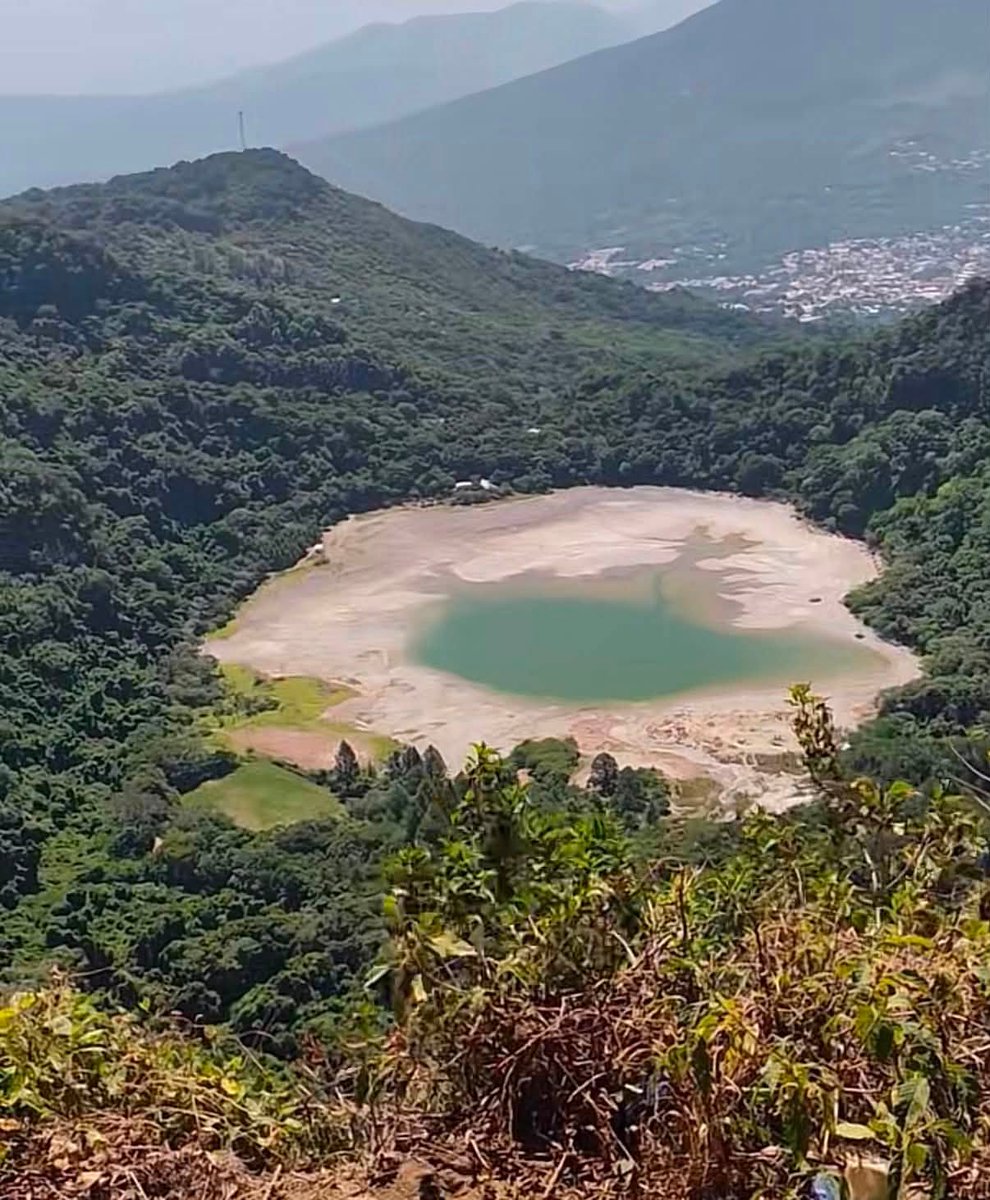 alertanoti's tweet photo. ¿SE ESTÁ SECANDO LA LAGUNA DE ALEGRÍA? EL NIVEL DEL AGUA GENERA PREOCUPACIÓN EN USULUTÁN

La disminución del nivel de agua en la Laguna de Alegría, ubicada en el cráter del volcán Tecapa, en Usulután, ha generado preocupación luego de que fotografías y videos recientes mostraran un descenso evidente del caudal.

Sin embargo, el comportamiento de este cuerpo de agua es particular. La laguna presenta una dinámica hidrogeológica compleja y, a lo largo del tiempo, ha experimentado importantes fluctuaciones en su nivel. Entre los factores que pueden influir se encuentran la filtración subterránea, la evaporación y las condiciones propias del sistema volcánico.

A estos fenómenos naturales se suman las condiciones climáticas que afectan al oriente del país. Una menor recarga de agua por infiltración, combinada con una mayor evaporación, podría estar contribuyendo a que la disminución del nivel sea más evidente en la actualidad.

La Laguna de Alegría continúa siendo uno de los principales atractivos naturales de Usulután y un sitio de interés por sus características volcánicas e hidrogeológicas. Aunque las imágenes recientes han despertado inquietud, será necesario contar con evaluaciones técnicas para determinar con precisión las causas del descenso actual de su nivel de agua.

Fuente: Julio Guevara / Periodista