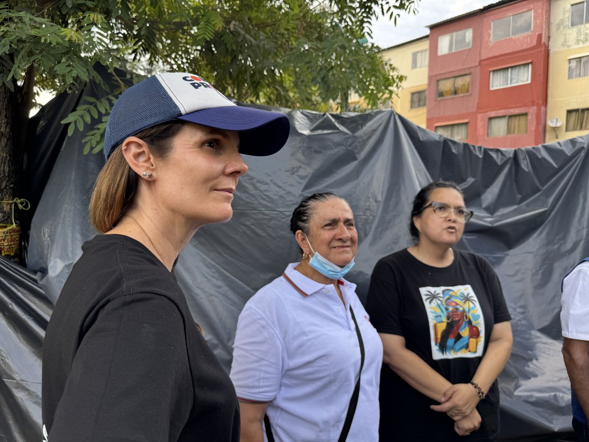 ValleCompromiso's tweet photo. Hoy seguimos acompañando la emergencia, pero también empezamos a mirar hacia adelante. Seguimos juntos, acompañando a Cali y sumando esfuerzos para contribuir a su recuperación. 

#TodosSomosCompromisoValle https://t.co/bvVaGC8qHy