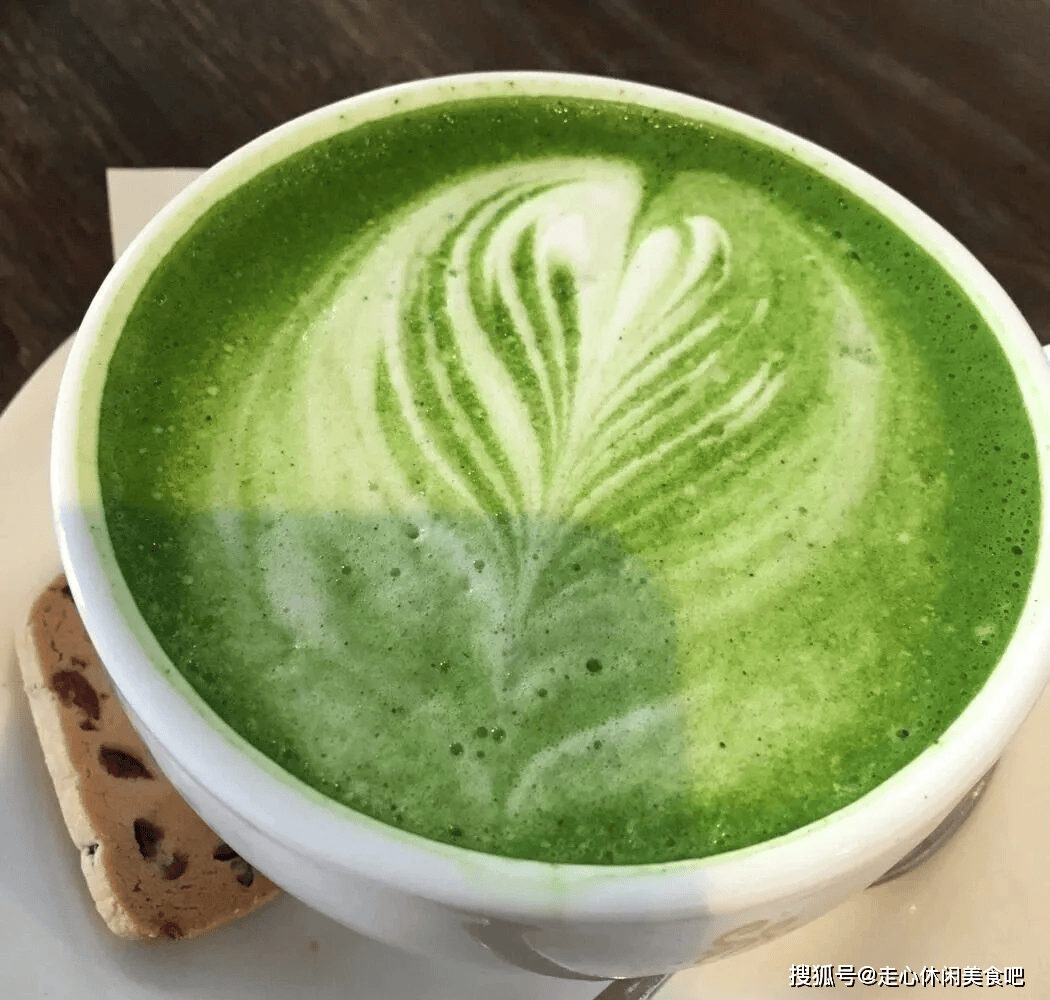 Bdwann3's tweet photo. Make creamy iced matcha latte in 2 mins! Whisk matcha powder + hot water, add ice cold oat milk, done. Perfect pick-me-up for sunny days https://t.co/UaXVy9zTjl