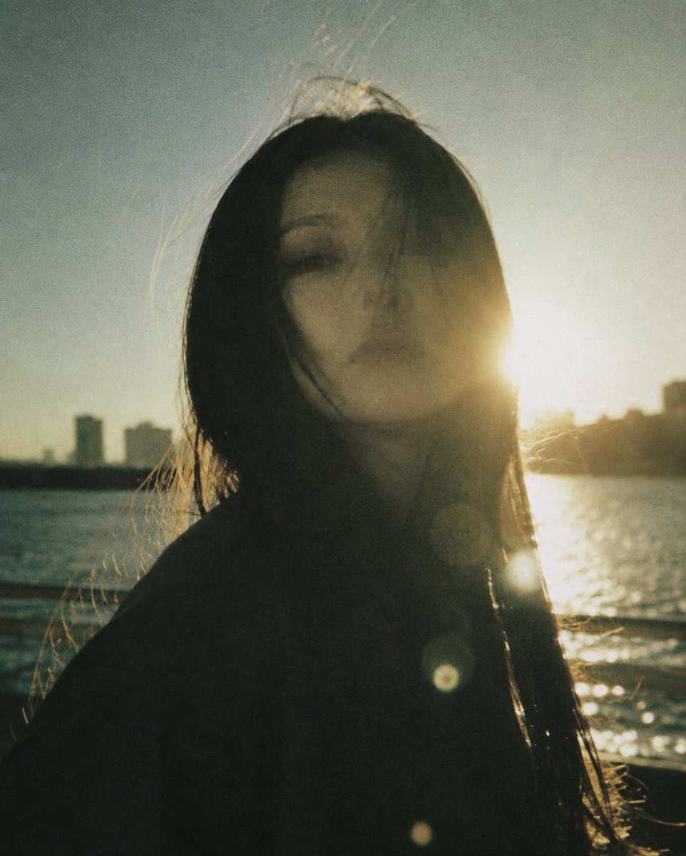 pnuv_ut's tweet photo. 朝焼けが、髪の隙間から溢れてくる。

Sunrise slipping through her hair.

#TokyoMorning #MoodyPortrait #CinematicPhotography #MorningLight #雰囲気写真 https://t.co/Txdqqgz94L
