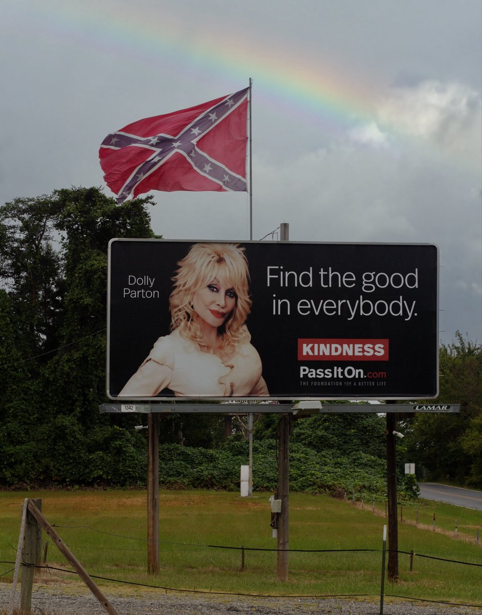 libra_emgel's tweet photo. eu de verdade acho que Dolly Parton foi o mais perto que a modernidade ocidental chegou de vivenciar o Cristo místico. 

sua vó ama ela
você ama ela
gays amam ela
machões criminosos amam ela
a esquerda ama ela
a direita ama ela 
o trump declarou luto nacional 
é um luto unânime https://t.co/wNIBiIIJHo