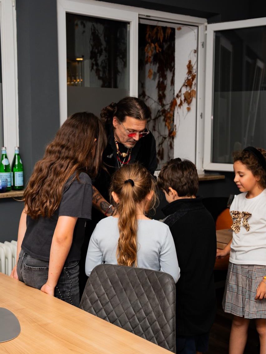 ReemDepp's tweet photo. Cute photo of Johnny Depp last night with young fans 

Johnny Depp 😍

📸 cr: iki. media_official https://t.co/lB1tpTv3wQ