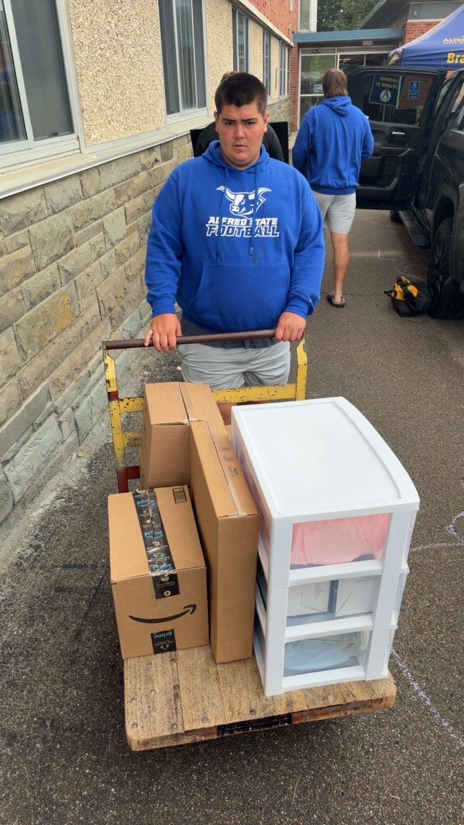 ALFREDSTATEFB's tweet photo. Today our guys helped move in the incoming freshmen to Alfred State! 
-
-
#alfredstatefb #alfredstate #topofthemountain https://t.co/trzsbNYyu4