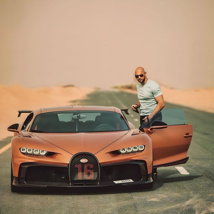 Eyaaaad's tweet photo. هل نعيش في عالم مزيّف الكل يخدع فيه الآخر من أجل المال؟

قبل ساعات نشرت صحيفة "نيويورك بوست" كواليس محاكمة آندرو تيت وشقيقه...

الأخوين المعروفين باستعراضهم للثراء والظهور في يخت فخم تبلغ قيمته 50 مليون دولار، وأسطول سيارات باهظ قيمته 14 مليون دولار.. كل هذا لم يكن سوى كذبة والحقيقة أنهم لا يمتلكون شيء، وقاموا بكل هذا ليصبحوا مشاهير في وسائل التواصل وكسب مشاهدات مليونية ثم بيع دورات على الإنترنت بمبالغ عالية عنوانها (كيف تصبحوا أثرياء).

ماذا كشفت المحاكمة؟
جميع السيارات الرياضية الفاخرة التي يستعرضون بها كانت «مستأجرة» واستخدمت كإكسسوارات دعائية، أما اليخت الفاخر الذي تبلغ قيمته 50 مليون دولار، والذي كان يتفاخر به، فلا يملكه بل كان آندرو يتلقى أموالًا للترويج لليخت نفسه على وسائل التواصل.

وتم التداول في المحكمة بأنه لا ينبغي أخذ منشوراتهما على محمل الجد، لأنها منشورات من أجل «السخرية ومبالغة للترويج»، وتهدف إلى ترفيه المتابعين لتحقيق مكاسب مالية لحاجتهم إلى المال، وكلما كان المنشور أكثر مبالغة وخروجًا عن المألوف، زادت احتمالية أن يحصد المشاهدات والإعجابات، وهو ما يؤدي بدوره إلى تحقيق دخل أكبر.

جميع هذه المعلومات ذكرها المحامي الخاص بهم في المحكمة.