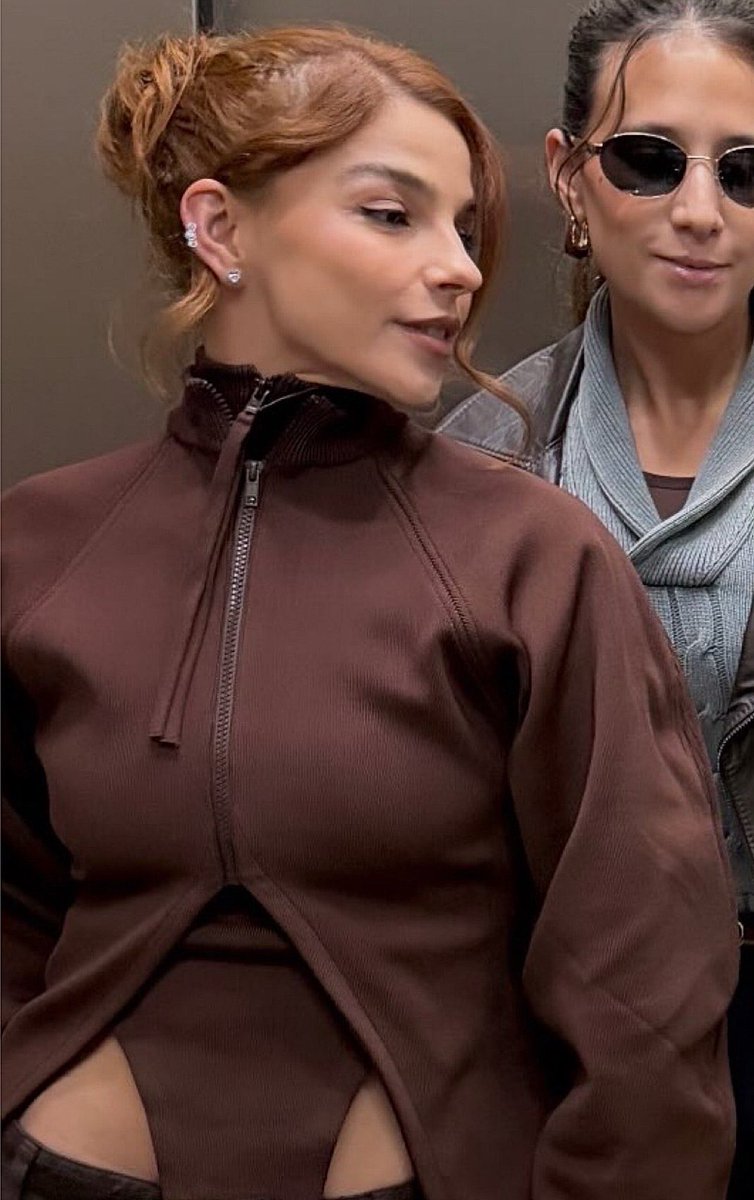 alipertisart's tweet photo. o maxilar, o perfil, o cabelo preso, o sorrisinho... que monumento é gabriela medvedovsky https://t.co/nClYMHEOm4