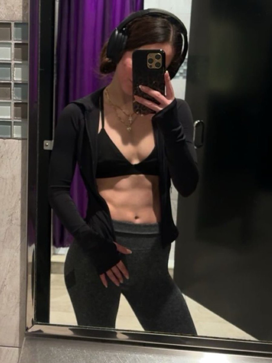 Scaarletgracee's tweet photo. 1 or 2? https://t.co/rY20oR7qUz