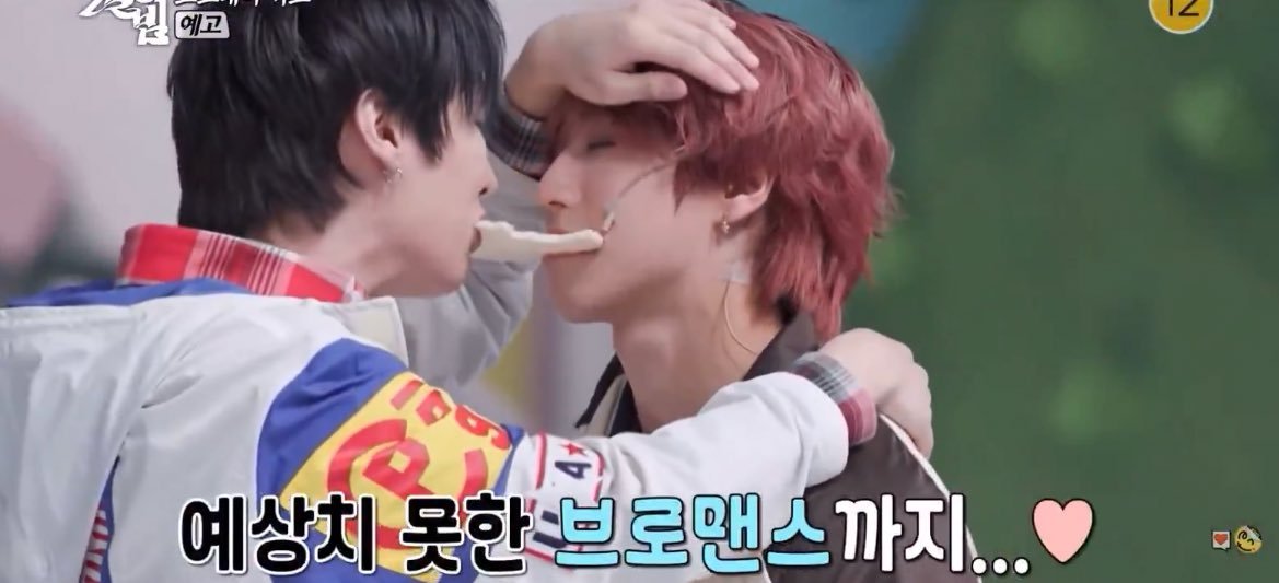 Gusstaxt's tweet photo. saudades de fevereiro, principalmente do dia que a minha tml só tinha essa foto dos minsung se beijandono desafio do pepero https://t.co/Cfvf4IlcVd