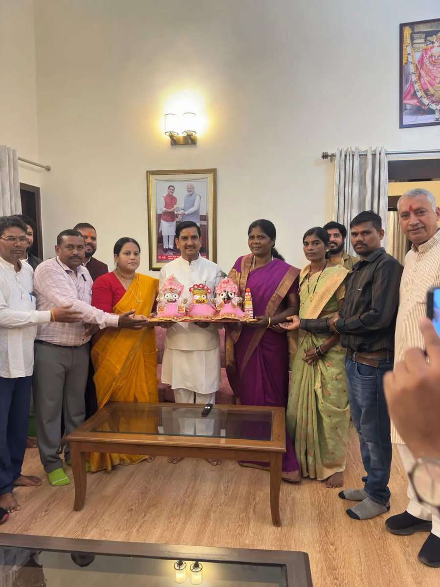 tokhansahu_bjp's tweet photo. आज नई दिल्ली स्थित मेरे निवास पर सर्व यादव समाज के प्रतिनिधियों ने आत्मीय भेंट-मुलाकात की। इस अवसर पर समाज से जुड़े विभिन्न विषयों एवं जनहित के मुद्दों पर सार्थक चर्चा हुई।

📍 नई दिल्ली 

#hamarsansadhamartokhan 
#cultureandtradition #OneNation #Modikigurantee https://t.co/Py17wWGZmu