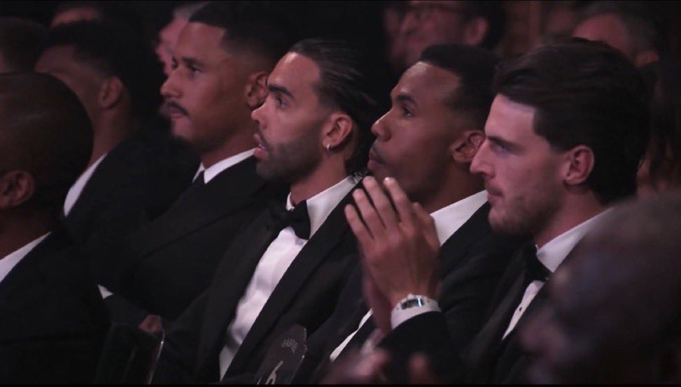 UtdChulo's tweet photo. I’ll never hate Declan Rice. NEVER.

Look at him here when Bruno Fernandes was announced as the PFA Player of the Year. Four Arsenal players were nominated, but Rice was the only one who clapped for Bruno.

Class❤️ https://t.co/LeqETC125Z