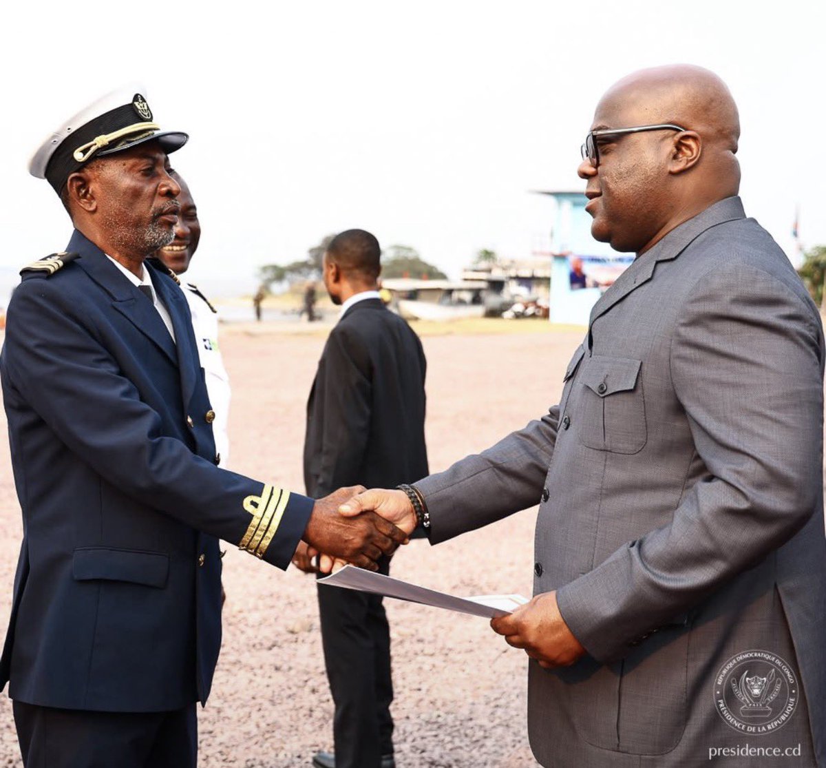 tresorkanda2's tweet photo. #RDC: LANCEMENT OFFICIEL DES TRAVAUX DE BALISAGE DU FLEUVE CONGO ET DE LA RIVIÈRE KASAÏ : 

Ce mardi, au port de l’ONATRA, le Président de la République, Félix-Antoine Tshisekedi Tshilombo, a procédé au lancement officiel des travaux de balisage du fleuve Congo et de la rivière Kasaï.

Cette cérémonie marque une étape significative dans la mise en œuvre de la vision du Chef de l’État en matière d’amélioration des infrastructures de transport, de sécurisation de la navigation fluviale et d’accès accru des populations aux services publics essentiels.

À l’issue du défilé nautique, le Président de la République a remis aux commandants des unités de balisage « l’ordre de marche », autorisant ainsi le démarrage effectif des opérations. Ces travaux visent notamment à renforcer la sécurité de la navigation, à améliorer la fluidité du trafic fluvial et à faciliter le transport des personnes et des marchandises sur les principaux axes du réseau hydrographique national.

Prenant la parole à cette occasion, le Vice-Premier ministre en charge des Transports et Voies de communication, Jean-Pierre Bemba, a réaffirmé l’ambition du Gouvernement de garantir une mobilité fluviale sûre, régulière et accessible sur l’ensemble du territoire national.

« Notre ambition ultime est claire : garantir une mobilité fluide et sécurisée sur toute l’étendue du réseau hydrographique national », a-t-il déclaré.

La cérémonie a également été marquée par la remise officielle d’une baleinière métallique au Gouvernement et d’une drague multifonctions à la Régie des voies fluviales (RVF). Elle a, par ailleurs, été ponctuée par la présentation de la nouvelle locomotive 1501 de l’ONATRA, témoignant de la dynamique engagée en faveur de la modernisation des infrastructures et des moyens de transport du pays.

@Presidence_RDC 
@BienvenuIlambo 
@KayowaM 
@cpvsrdc
