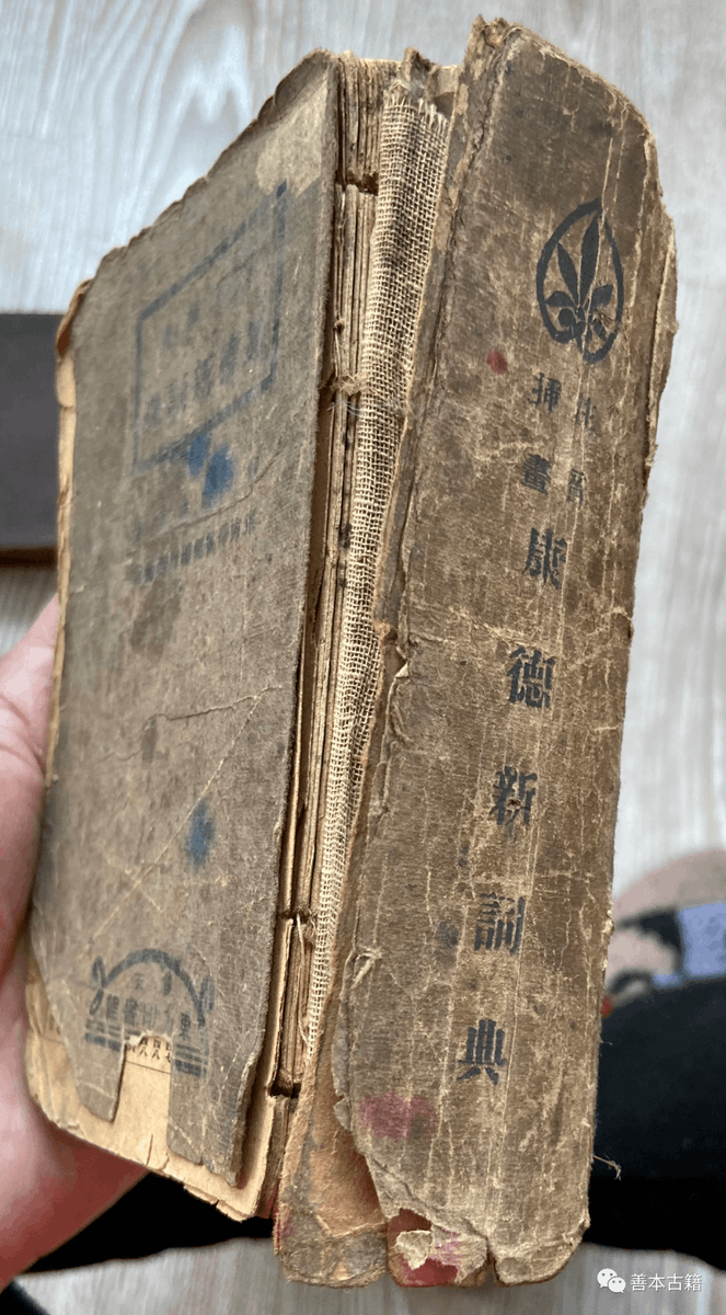 diandonzuan's tweet photo. Turning clutter into gems! Spent an hour sorting old books and find a vintage poetry collection with handwritten notes inside. Tiny joy from going through stuff we forgot we loved. #DeclutteringVibes https://t.co/fzcOXgY79n