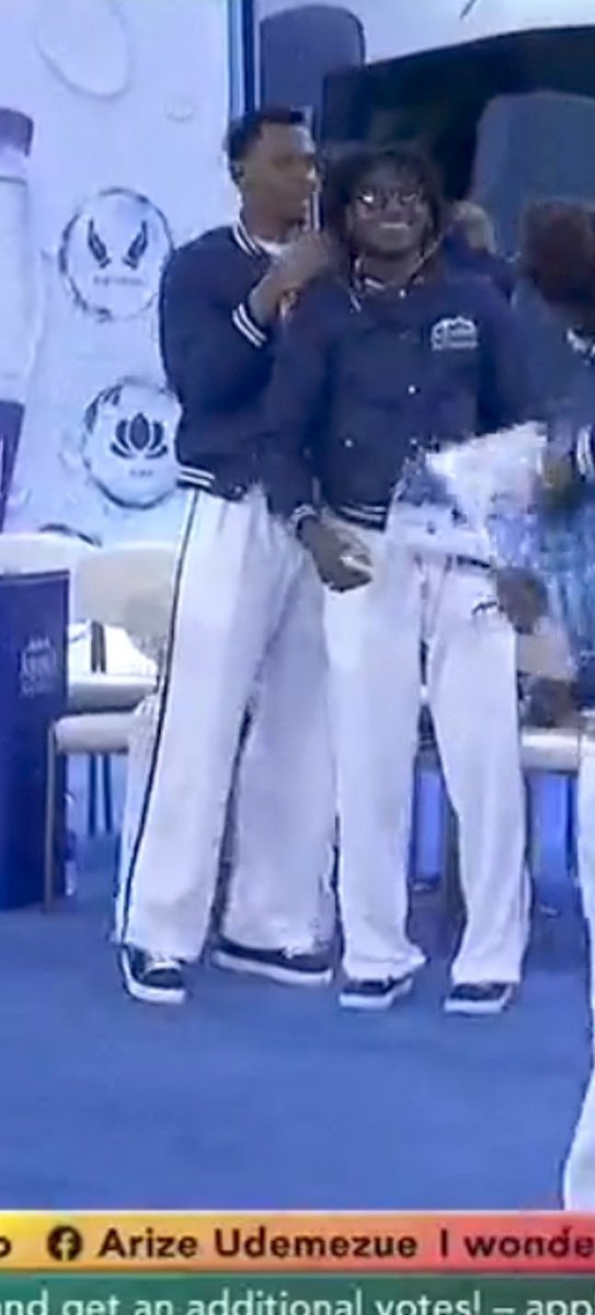 mamotseyi's tweet photo. Barry the man you are see him give kaivo the necklace because he didn't get one 🥹🥹🥹🥹🥹
#BBNaijaS11
#BBNaija https://t.co/Bzosr2PXgP