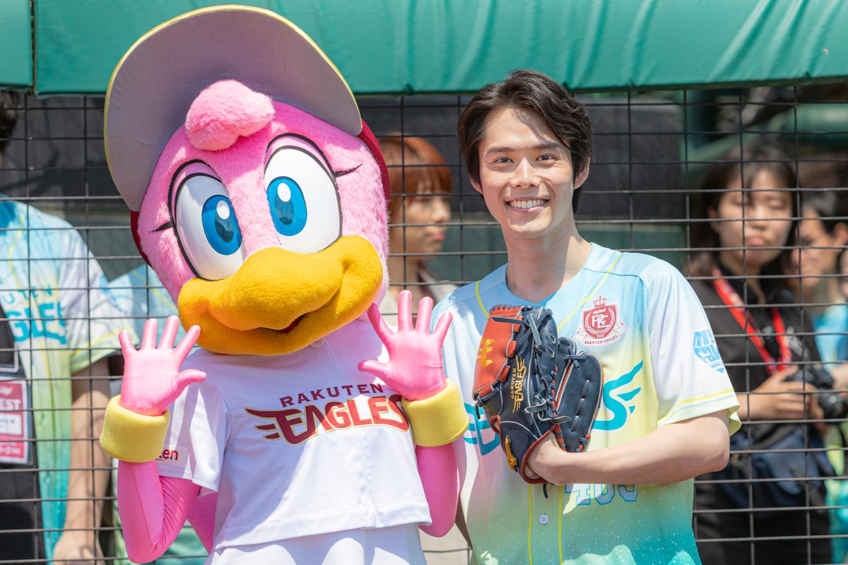RakutenSportsJP's tweet photo. #細田佳央太 さんのセレモニアルピ��チ当日の様子をお届け！📸

登板直後のインタビューはこちら👇
https://t.co/AVdy7wA0X3

@KanataHosoda
#RakutenEagles https://t.co/H85pcoioYp