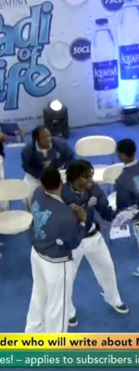 mamotseyi's tweet photo. Barry the man you are see him give kaivo the necklace because he didn't get one 🥹🥹🥹🥹🥹
#BBNaijaS11
#BBNaija https://t.co/Bzosr2PXgP