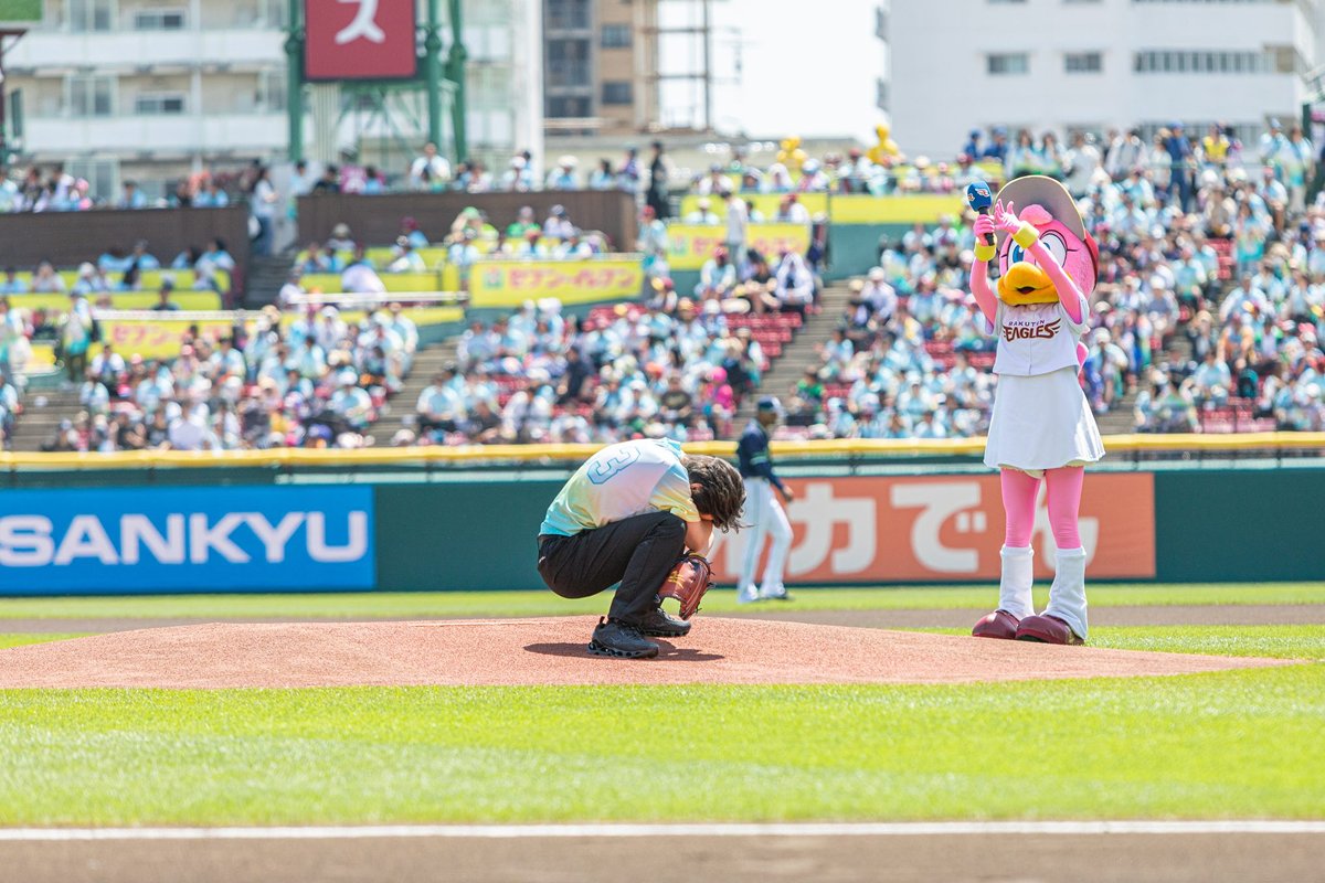 RakutenSportsJP's tweet photo. #細田佳央太 さんのセレモニアルピ��チ当日の様子をお届け！📸

登板直後のインタビューはこちら👇
https://t.co/AVdy7wA0X3

@KanataHosoda
#RakutenEagles https://t.co/H85pcoioYp