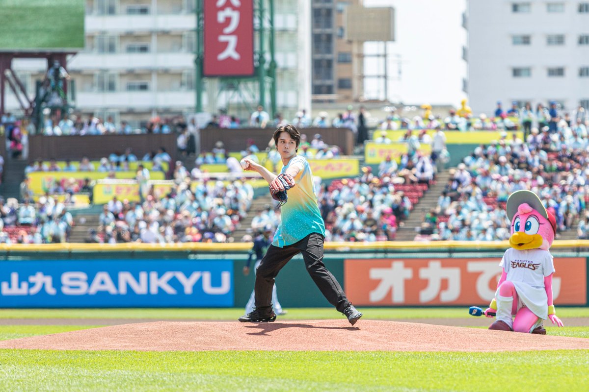RakutenSportsJP's tweet photo. #細田佳央太 さんのセレモニアルピ��チ当日の様子をお届け！📸

登板直後のインタビューはこちら👇
https://t.co/AVdy7wA0X3

@KanataHosoda
#RakutenEagles https://t.co/H85pcoioYp