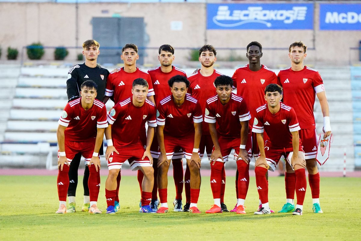 CanteraSFC's tweet photo. TROFEO | El segundo filial sevillista se trae para casa el Trofeo de la Sal:

@_CDSanFernando 1-4 #SevillaFCC

⚽️ Ángel Luque, Bakary, Carlos Sánchez y Fidel

#CanteraSevillaFC 💪⚪️🔴 https://t.co/cCrPXgSET4
