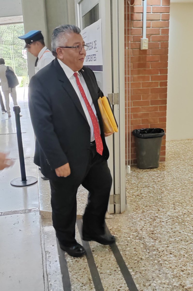guatevisible's tweet photo. 🇬🇹𝗘𝗟𝗘𝗖𝗖𝗜𝗢𝗡 𝗗𝗘 𝗖𝗢𝗡𝗧𝗥𝗔𝗟𝗢𝗥 𝟮𝟬𝟮𝟲

Jorge Orlando García Chacón entrega su expediente a la comisión de postulación, optando al cargo de Contralor General de Cuentas, período 2026-2030.

📌 Expedientes recibidos: 33

#ElecciónContralor2026
#LaContraloríaImporta https://t.co/wgiv1tXlxE